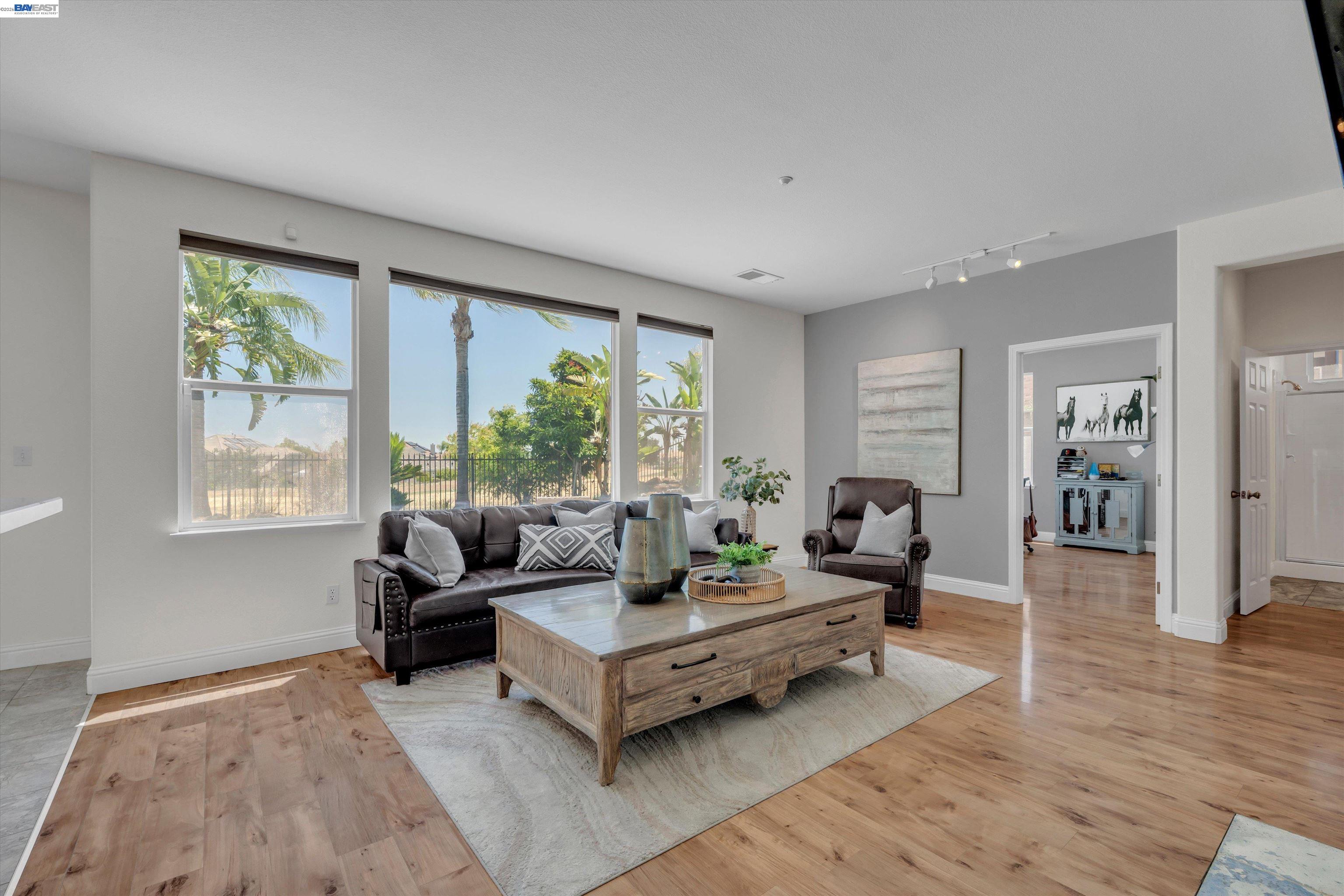281 W Country Club Dr