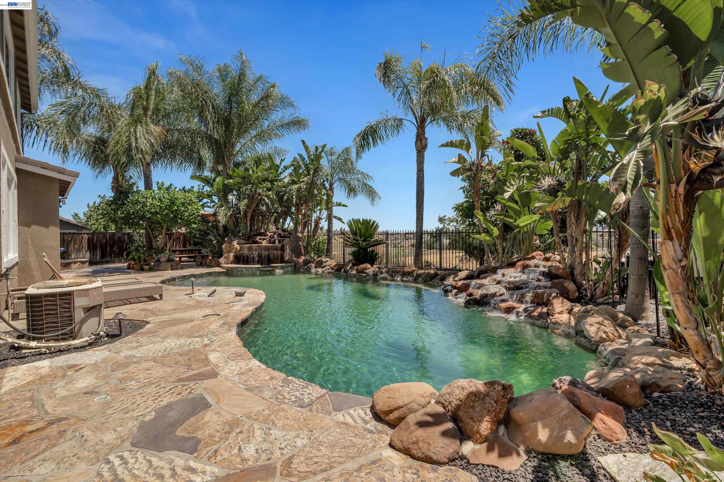 281 W Country Club Dr