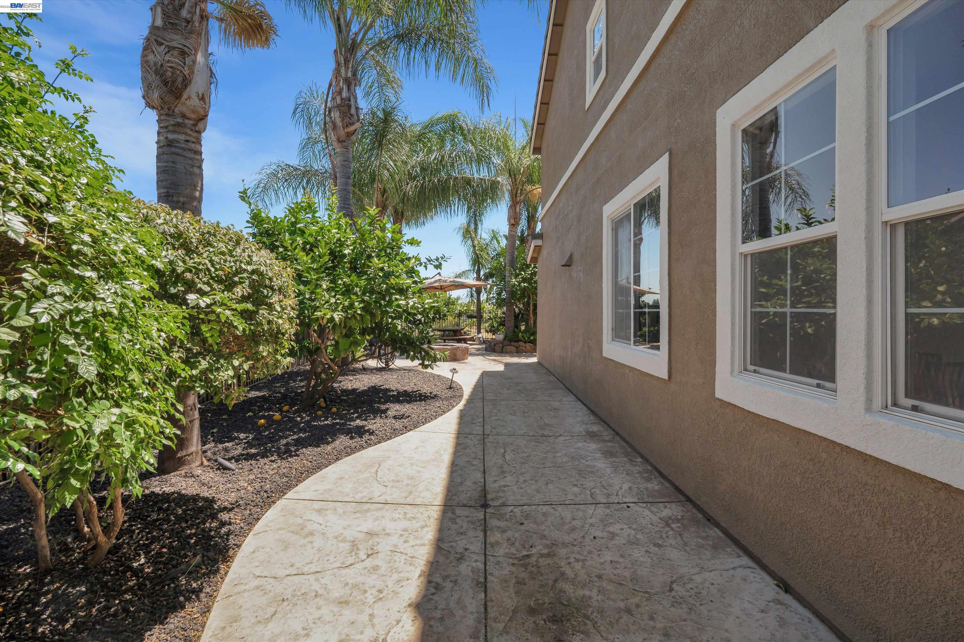 281 W Country Club Dr