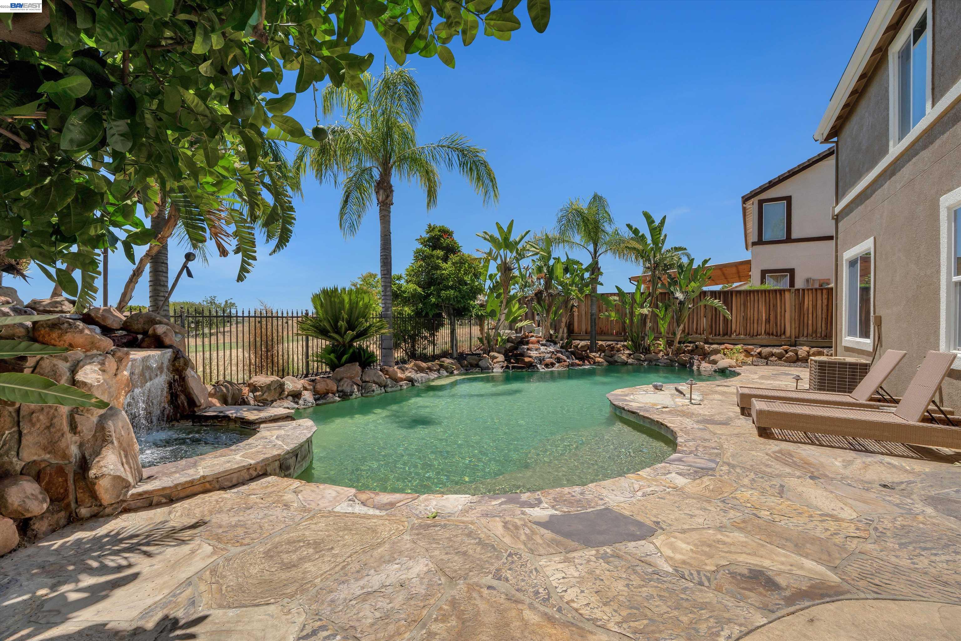 281 W Country Club Dr