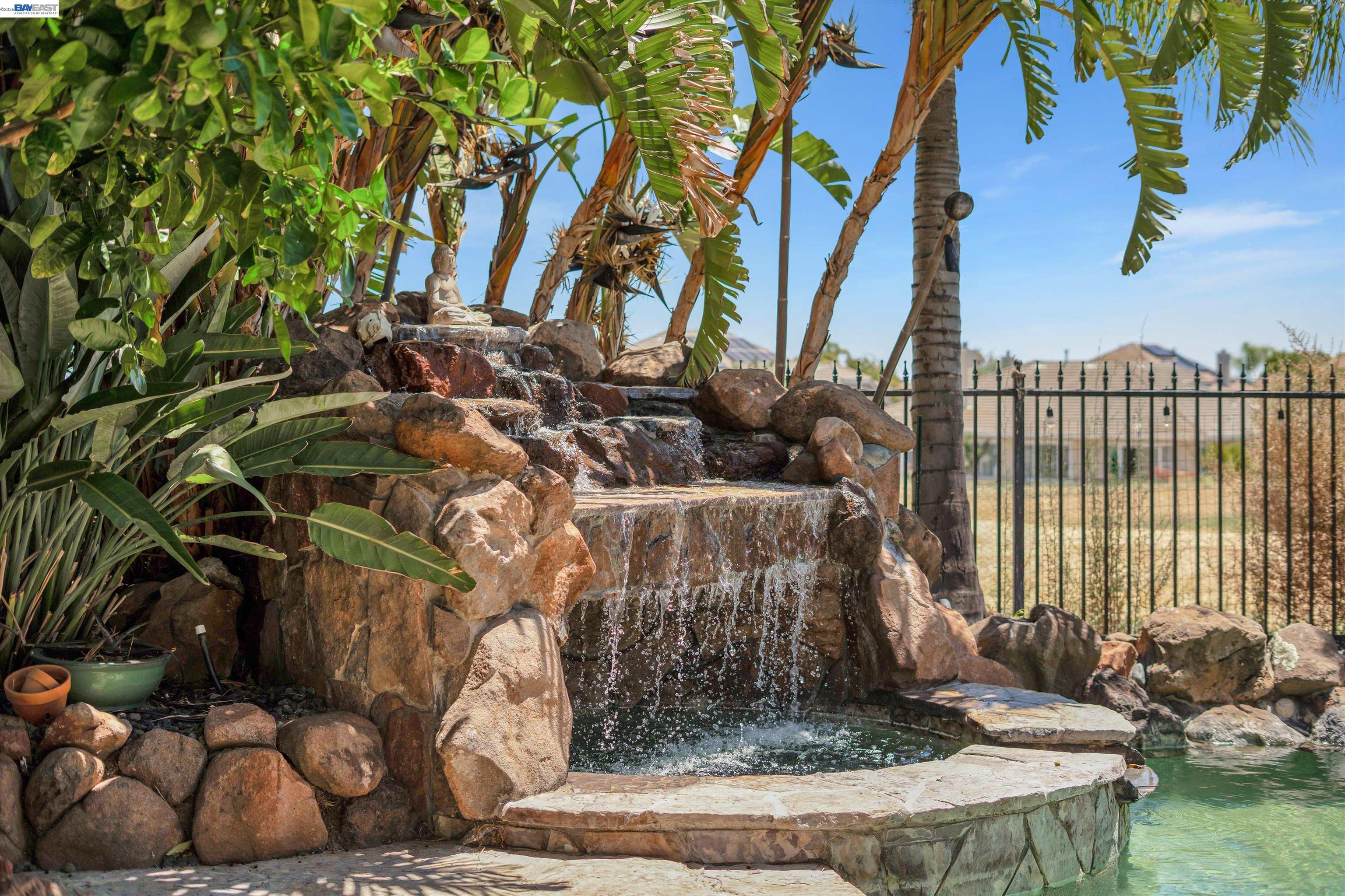 281 W Country Club Dr