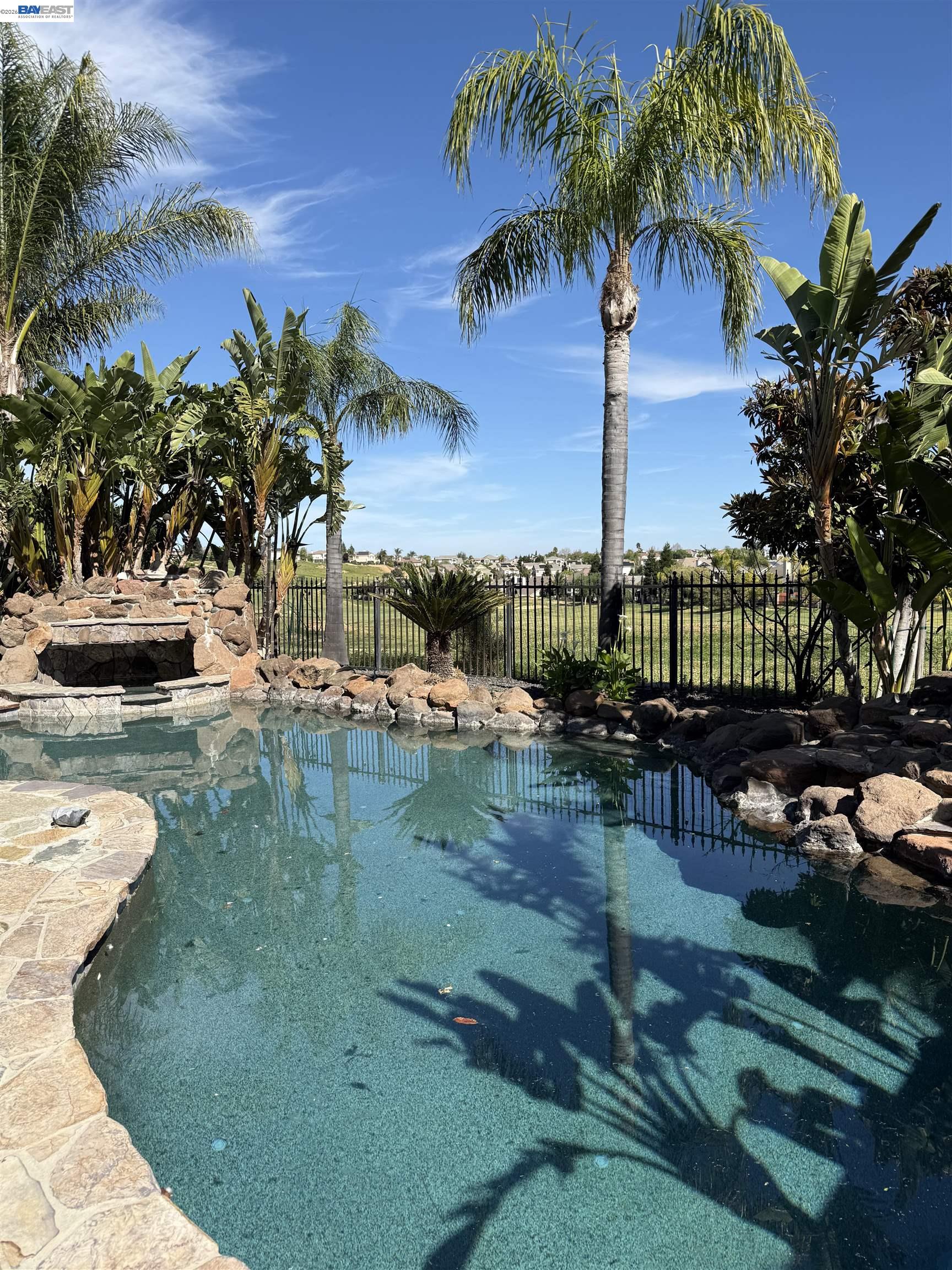 281 W Country Club Dr