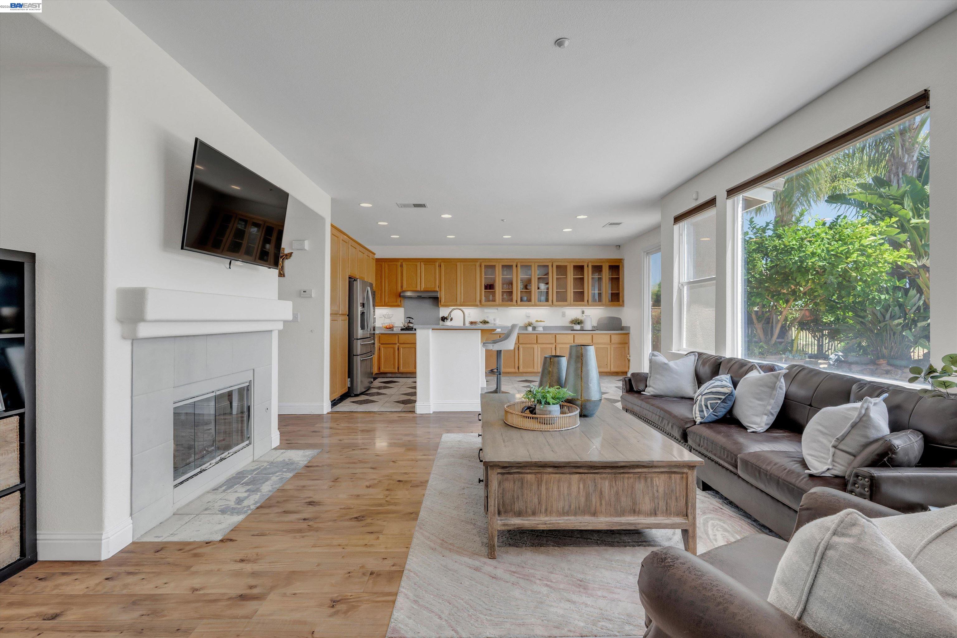 281 W Country Club Dr