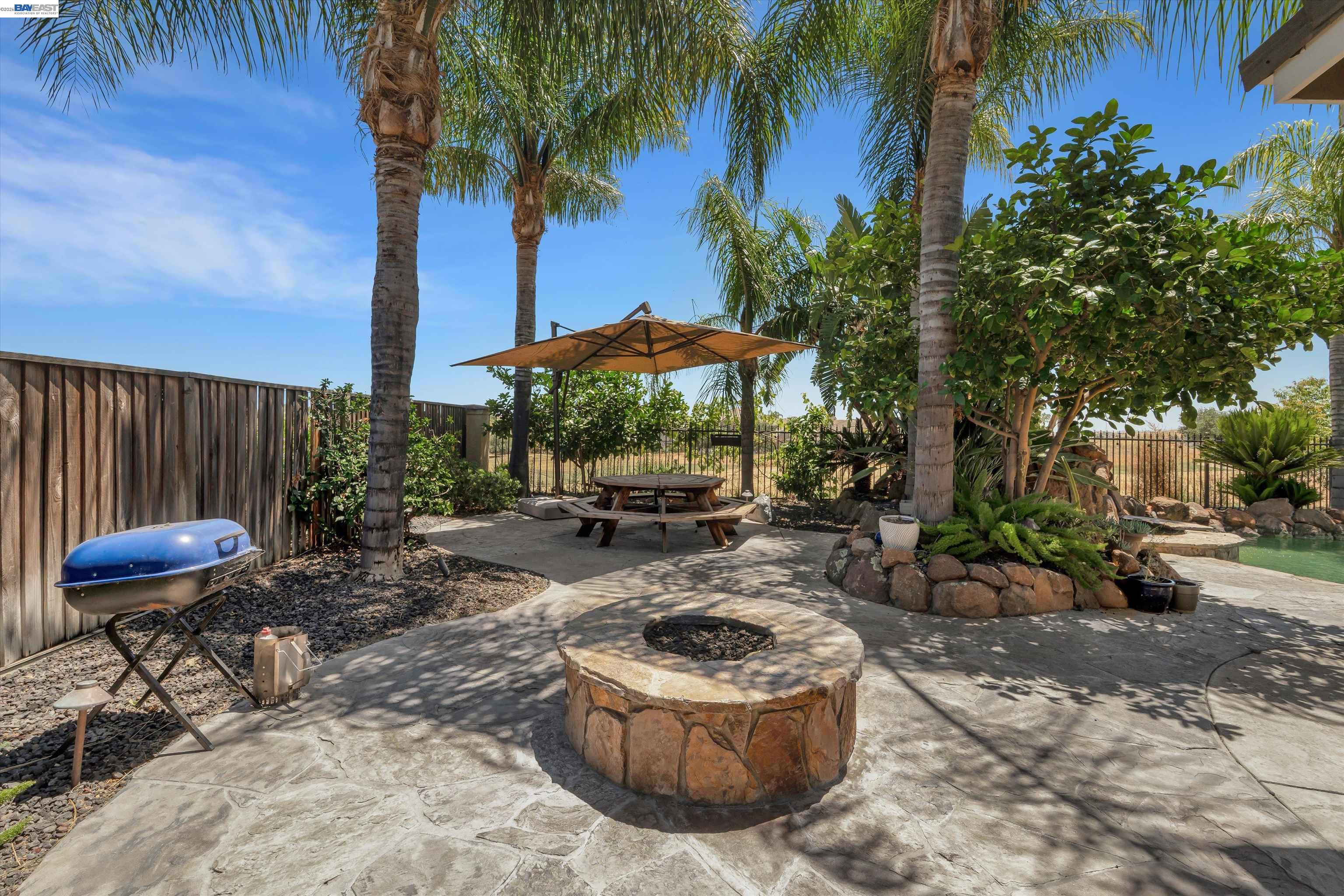 281 W Country Club Dr