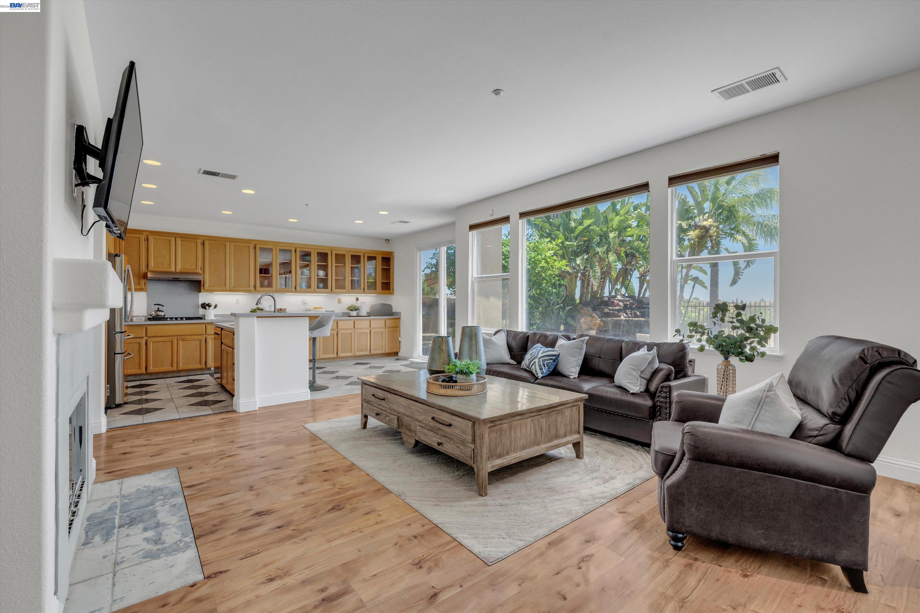 281 W Country Club Dr