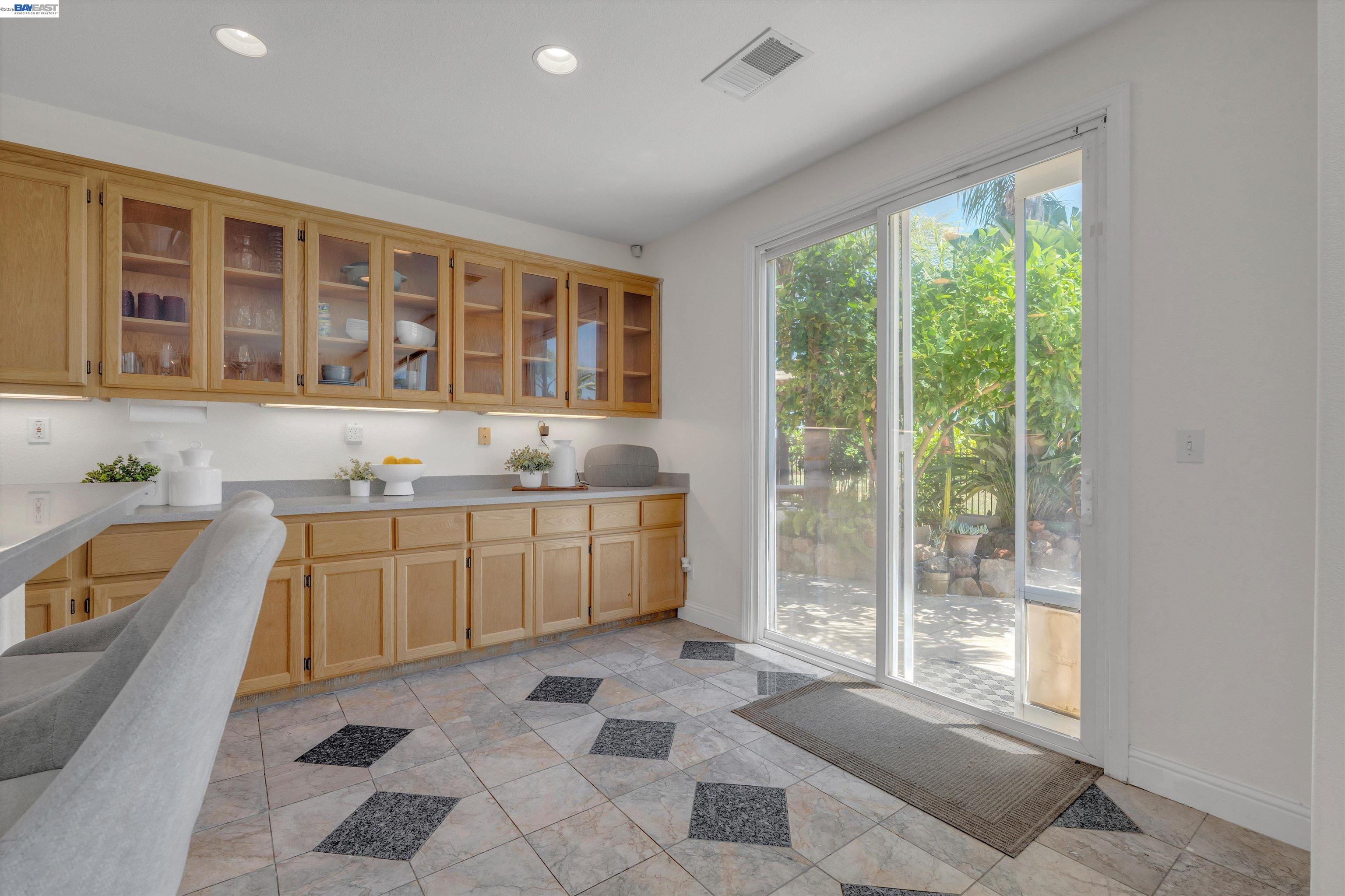 281 W Country Club Dr