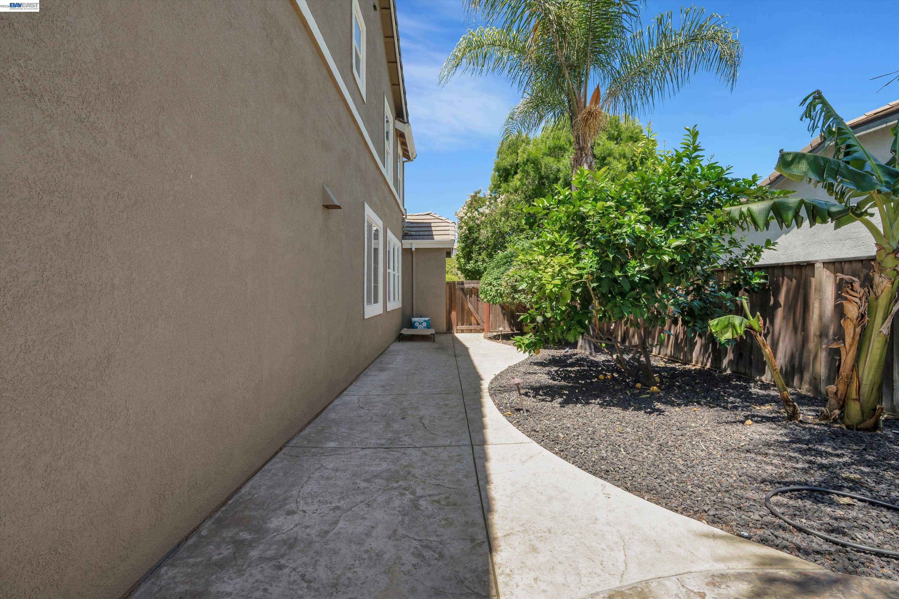 281 W Country Club Dr