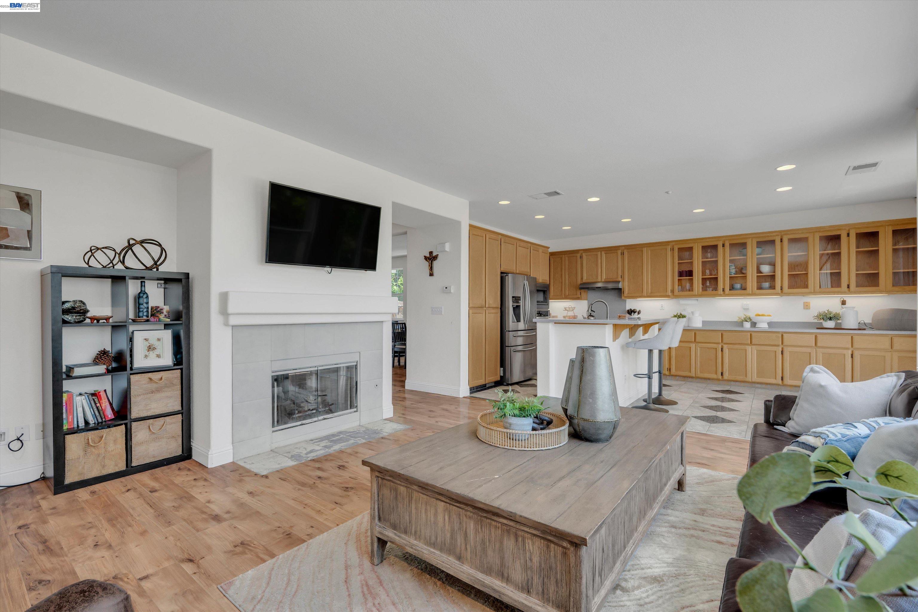 281 W Country Club Dr