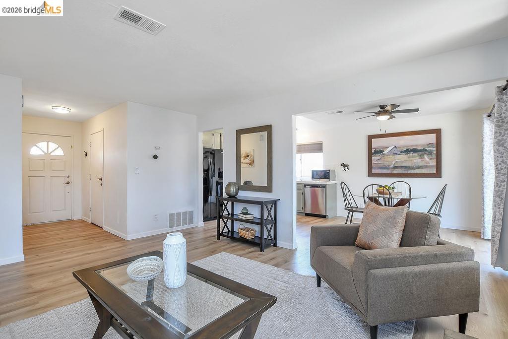 979 Walnut Dr