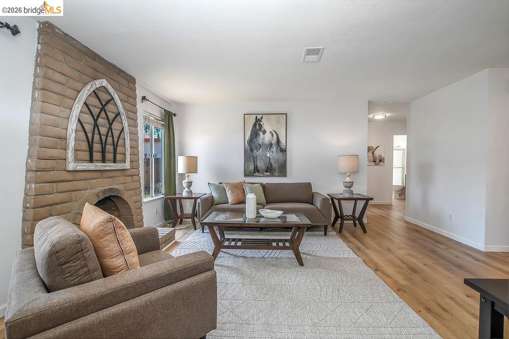 979 Walnut Dr