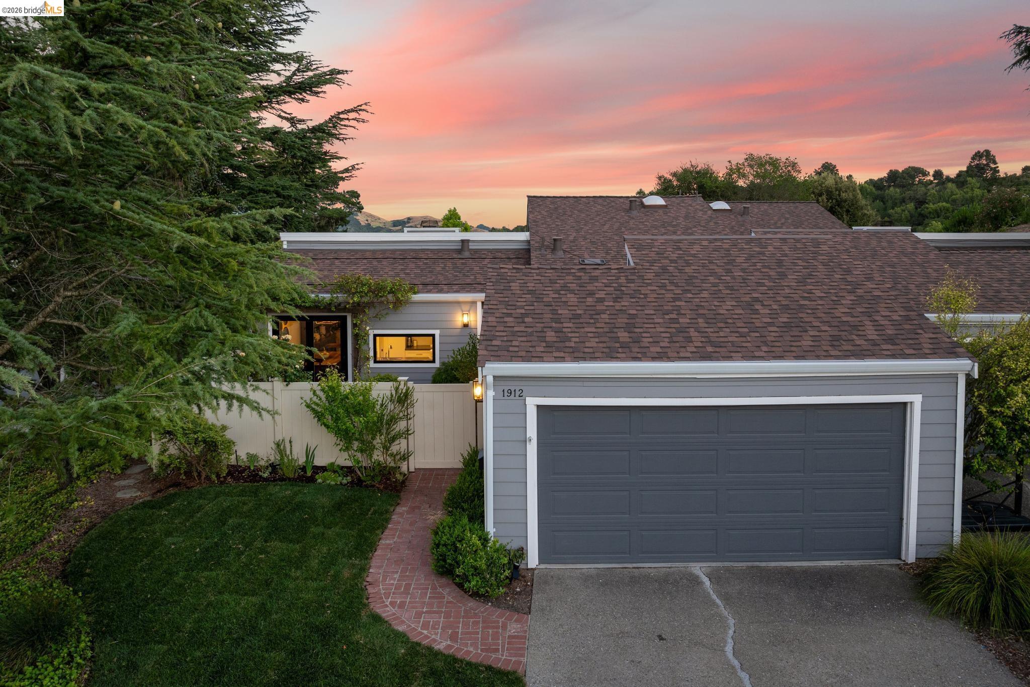 1912 Ascot Dr