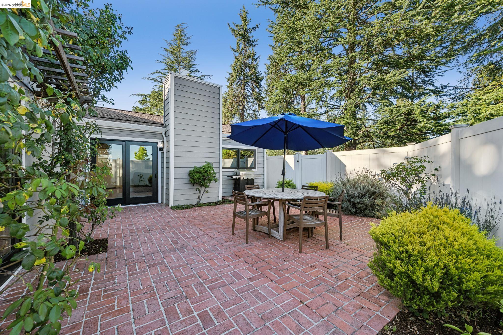 1912 Ascot Dr