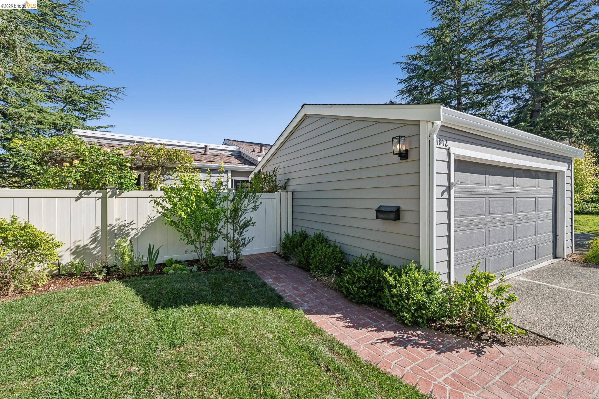 1912 Ascot Dr