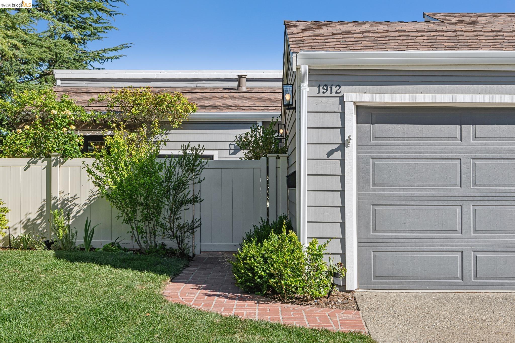 1912 Ascot Dr