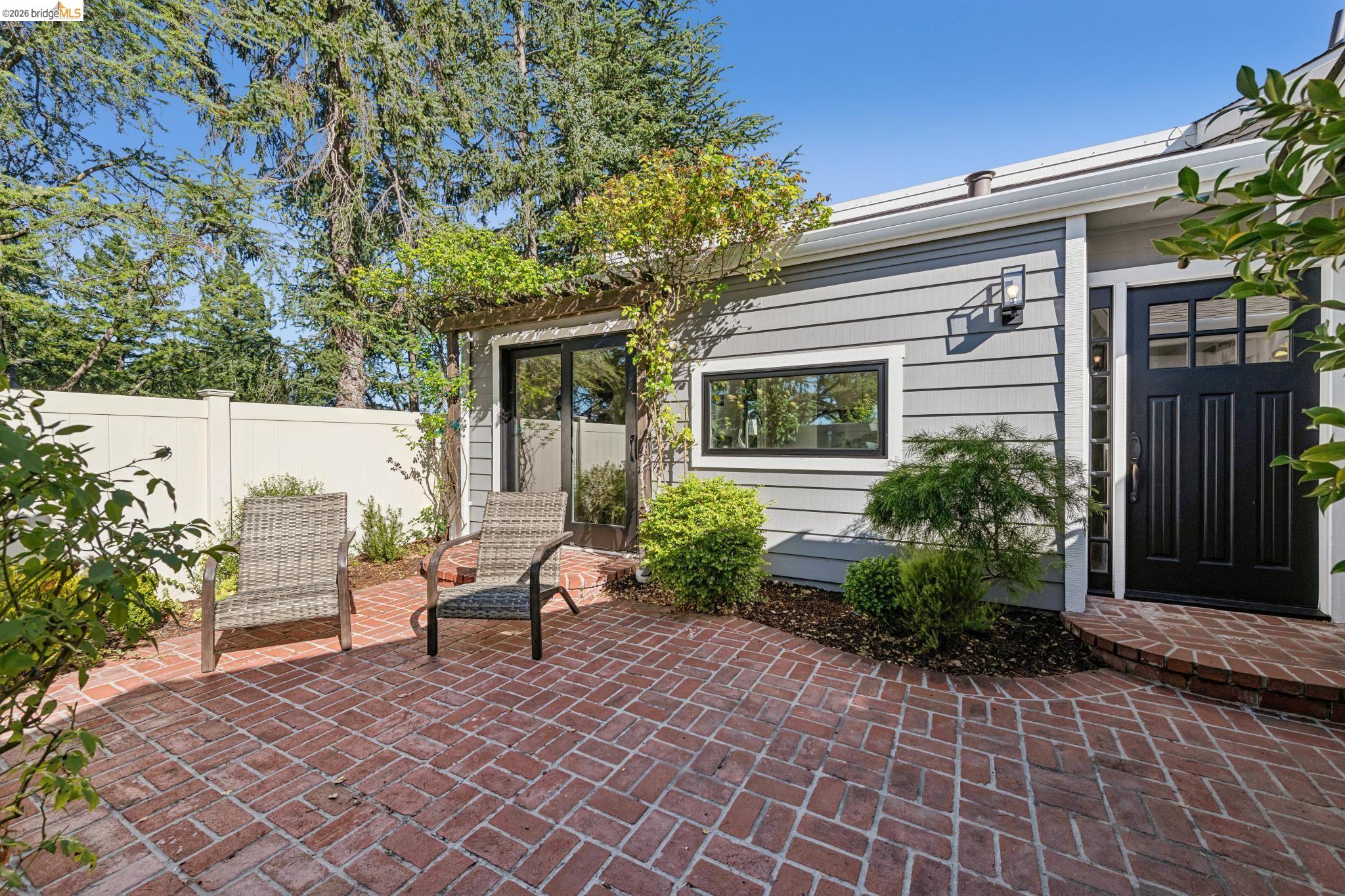 1912 Ascot Dr