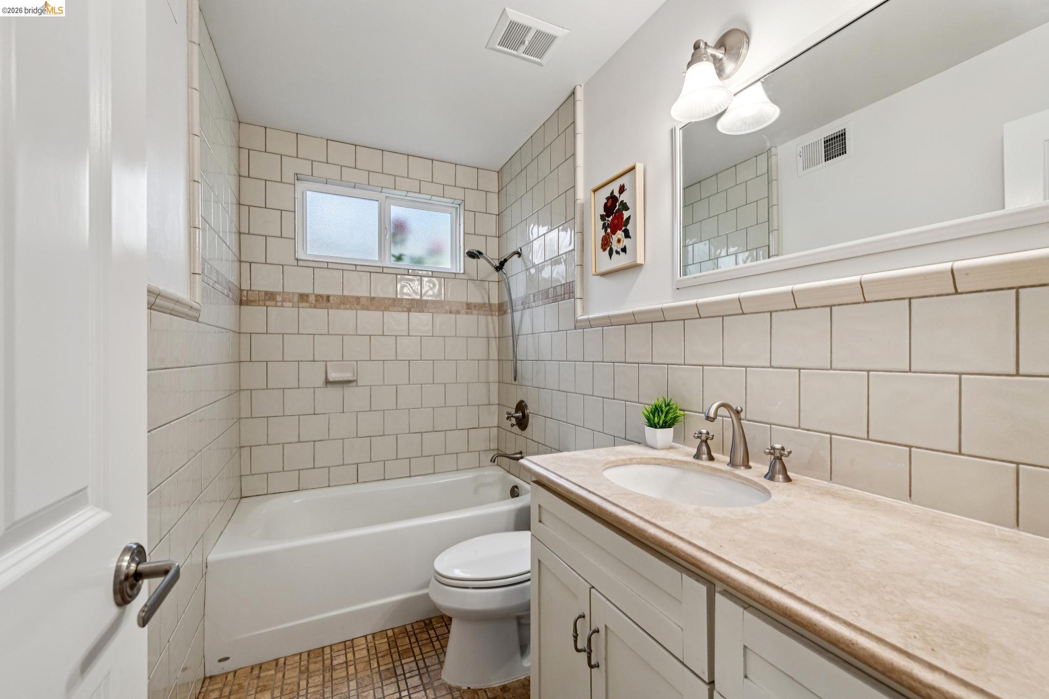 1912 Ascot Dr