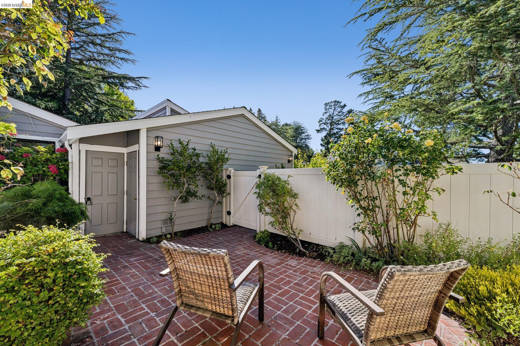 1912 Ascot Dr