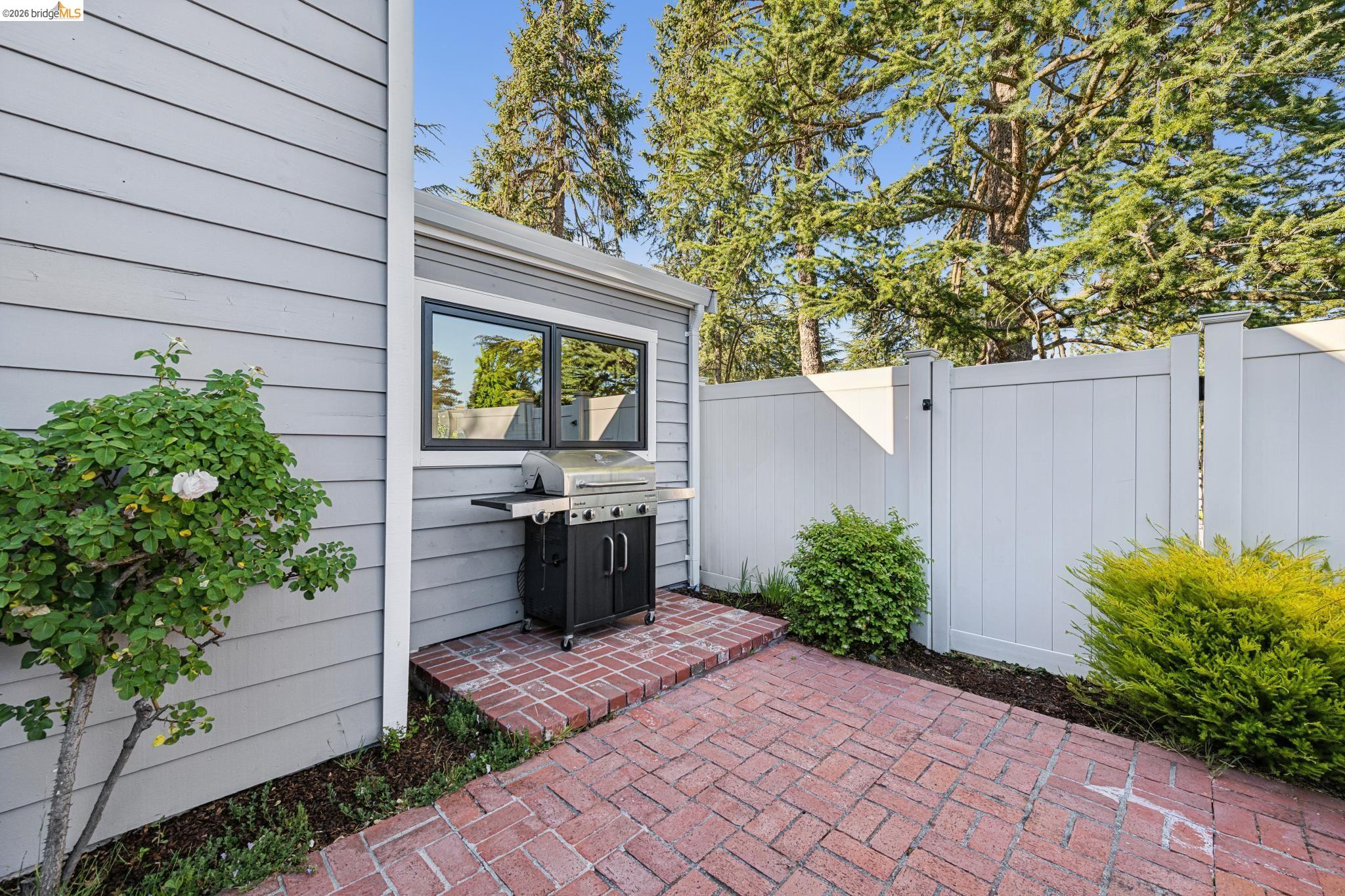 1912 Ascot Dr