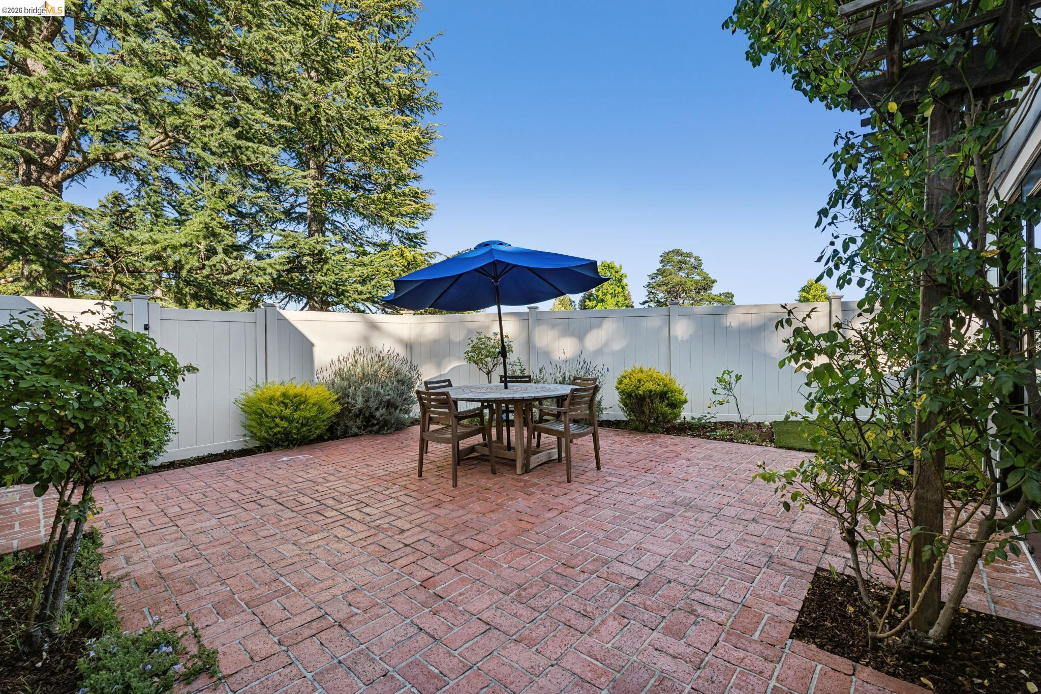 1912 Ascot Dr