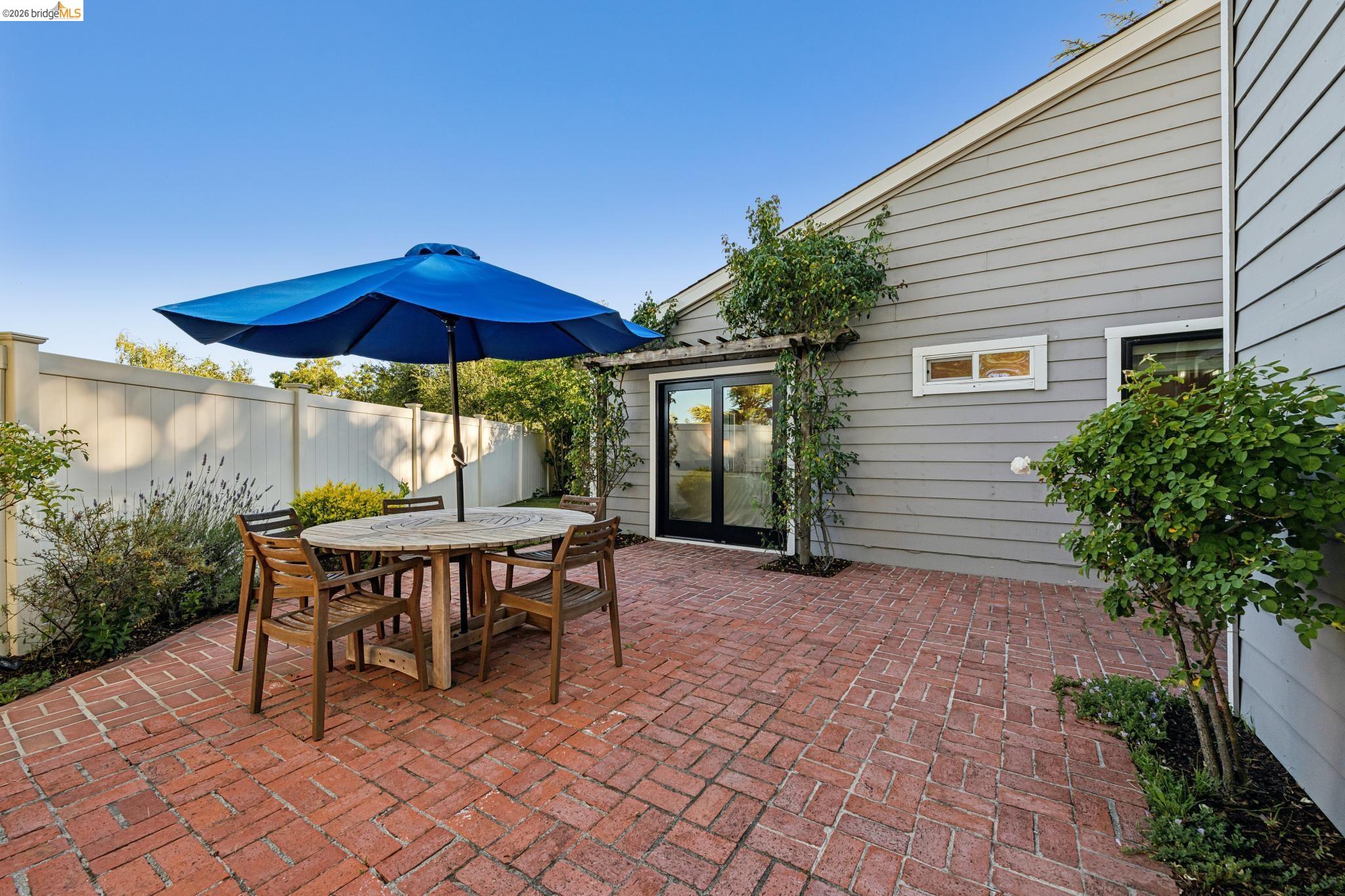 1912 Ascot Dr