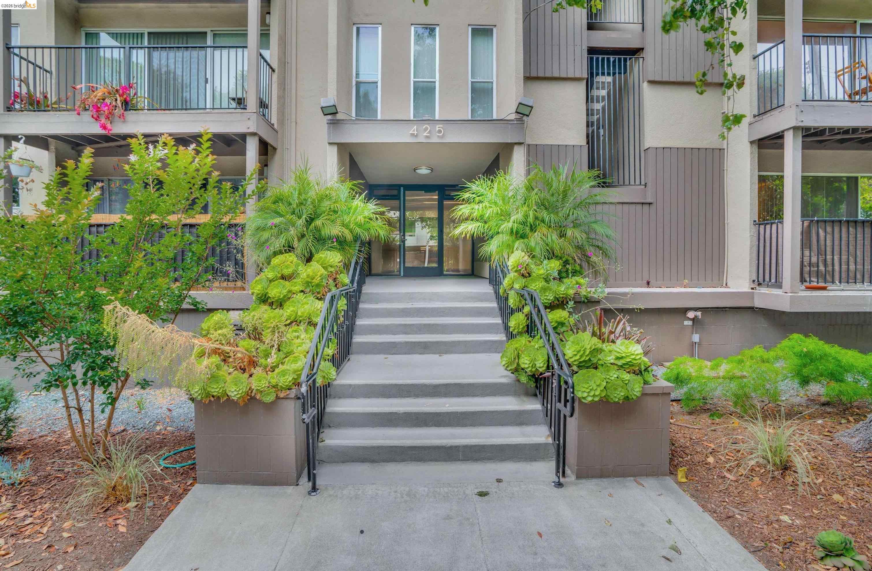 425 Orange St # 202