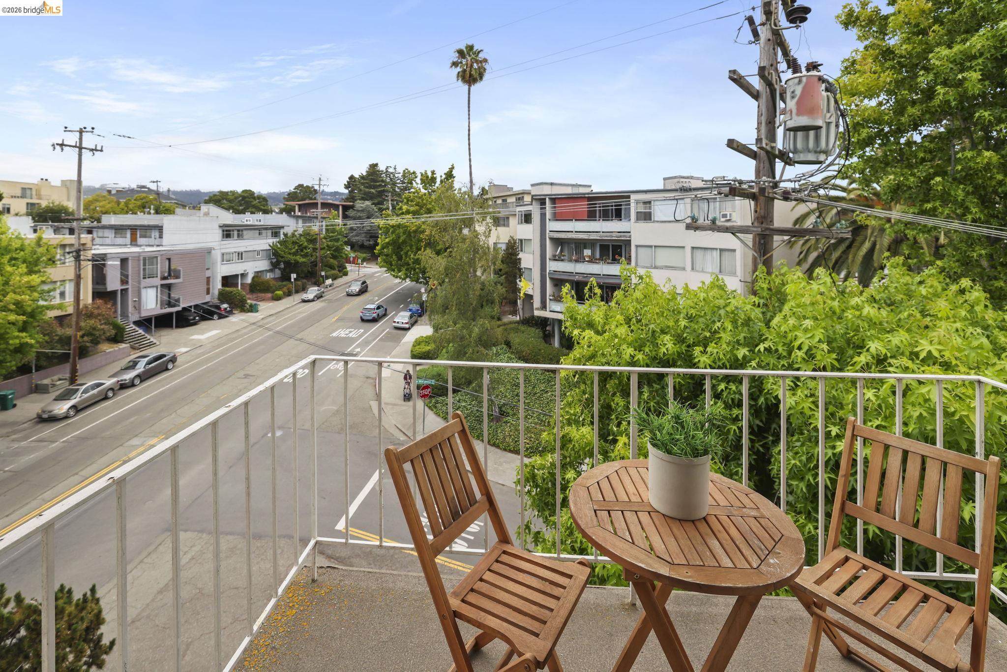 695 Mariposa Ave # 401