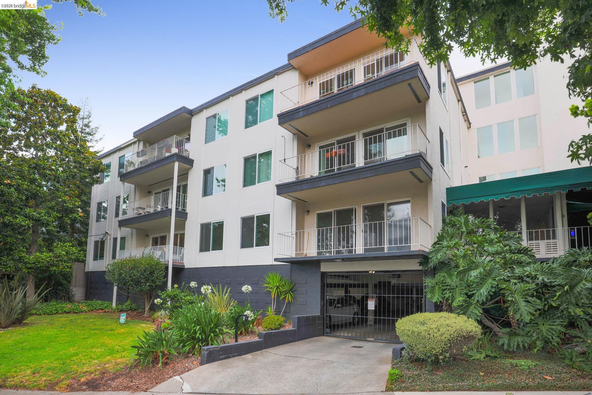 695 Mariposa Ave # 401