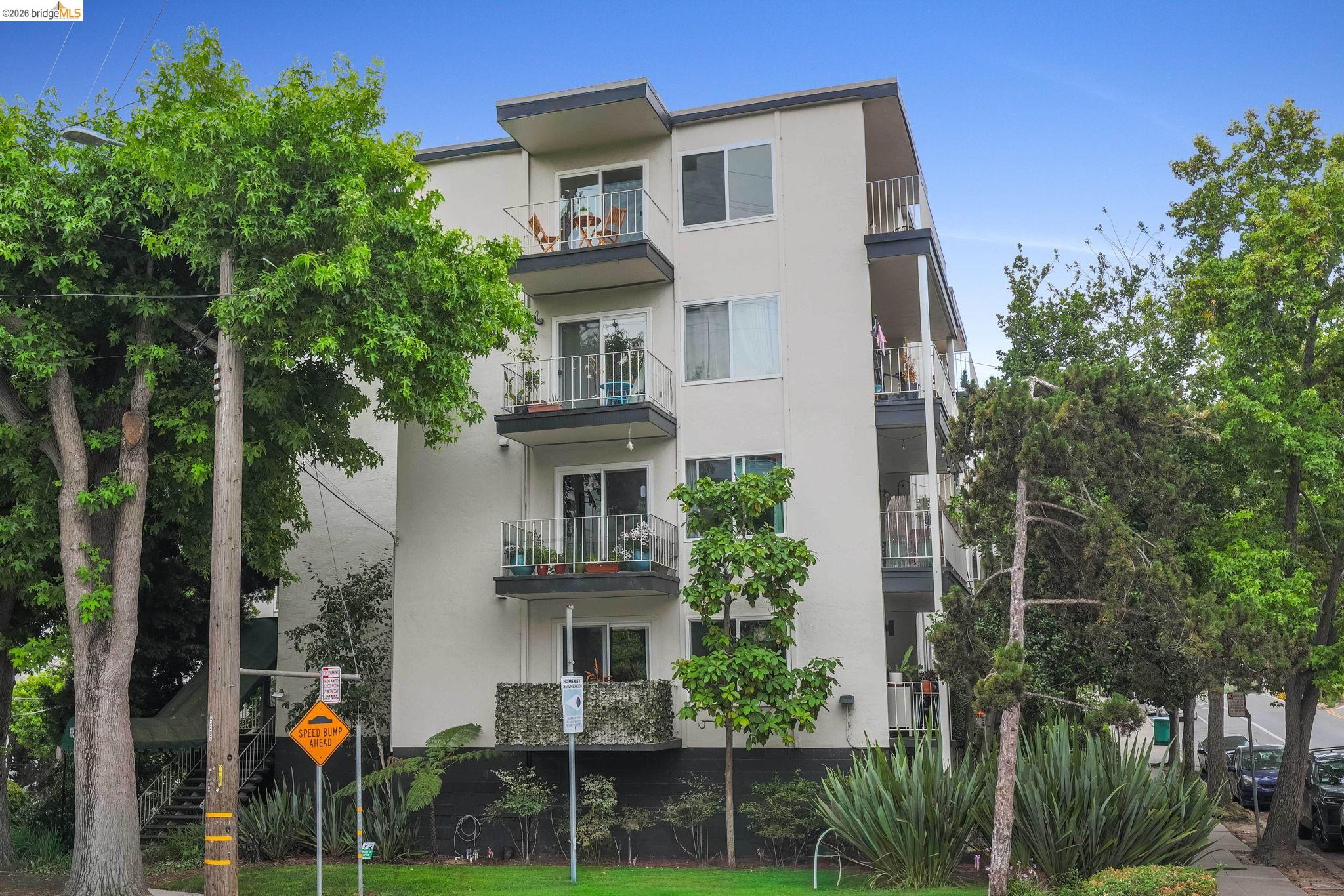 695 Mariposa Ave # 401