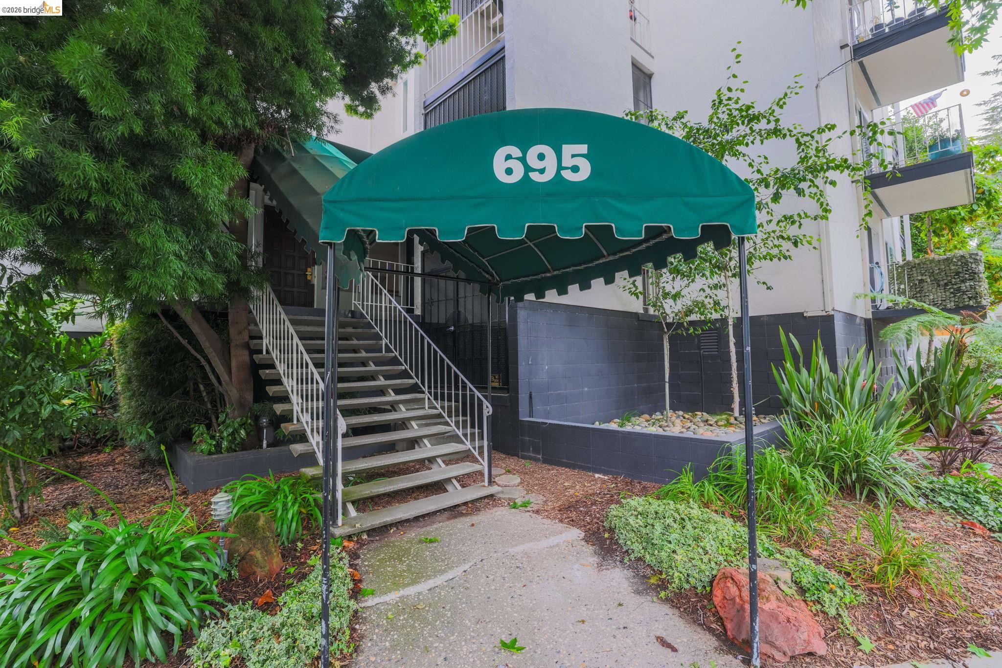 695 Mariposa Ave # 401