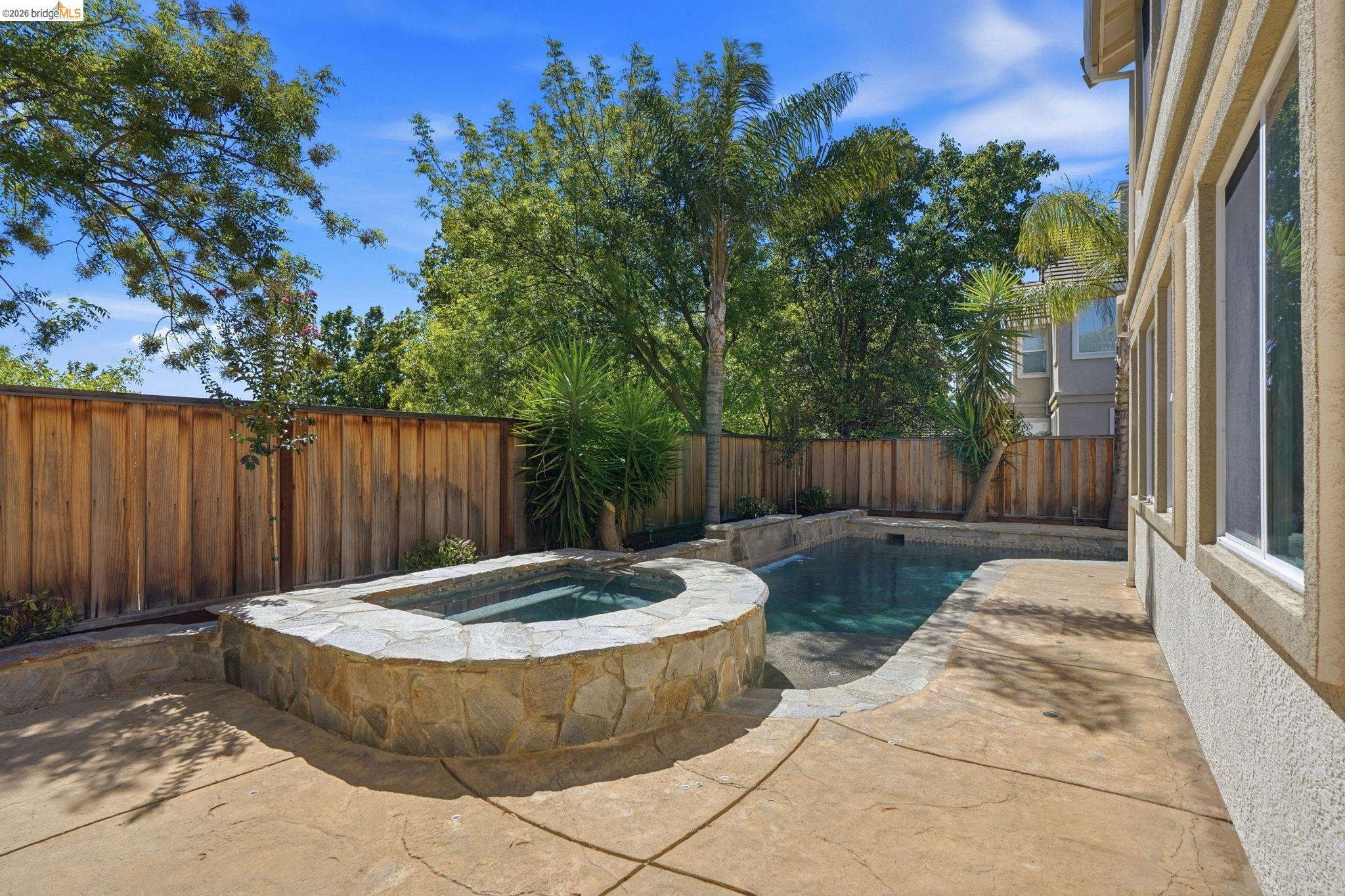308 Foothill Dr