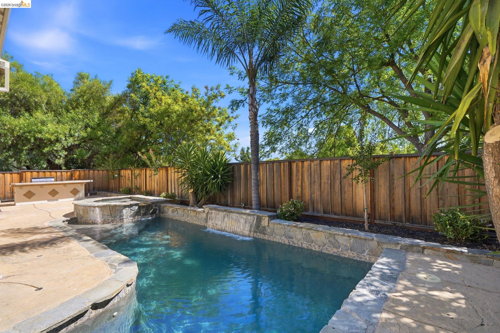 308 Foothill Dr