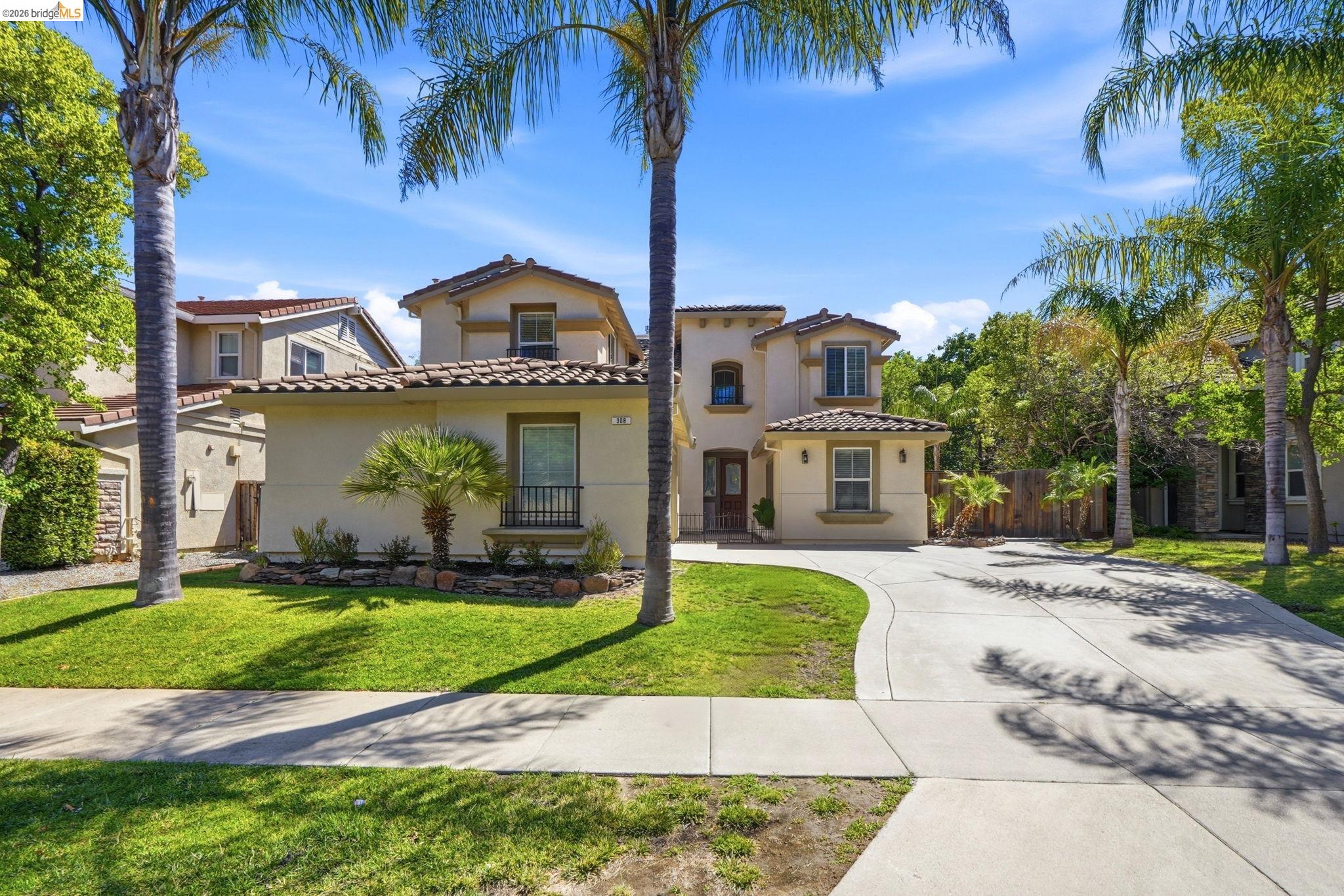 308 Foothill Dr