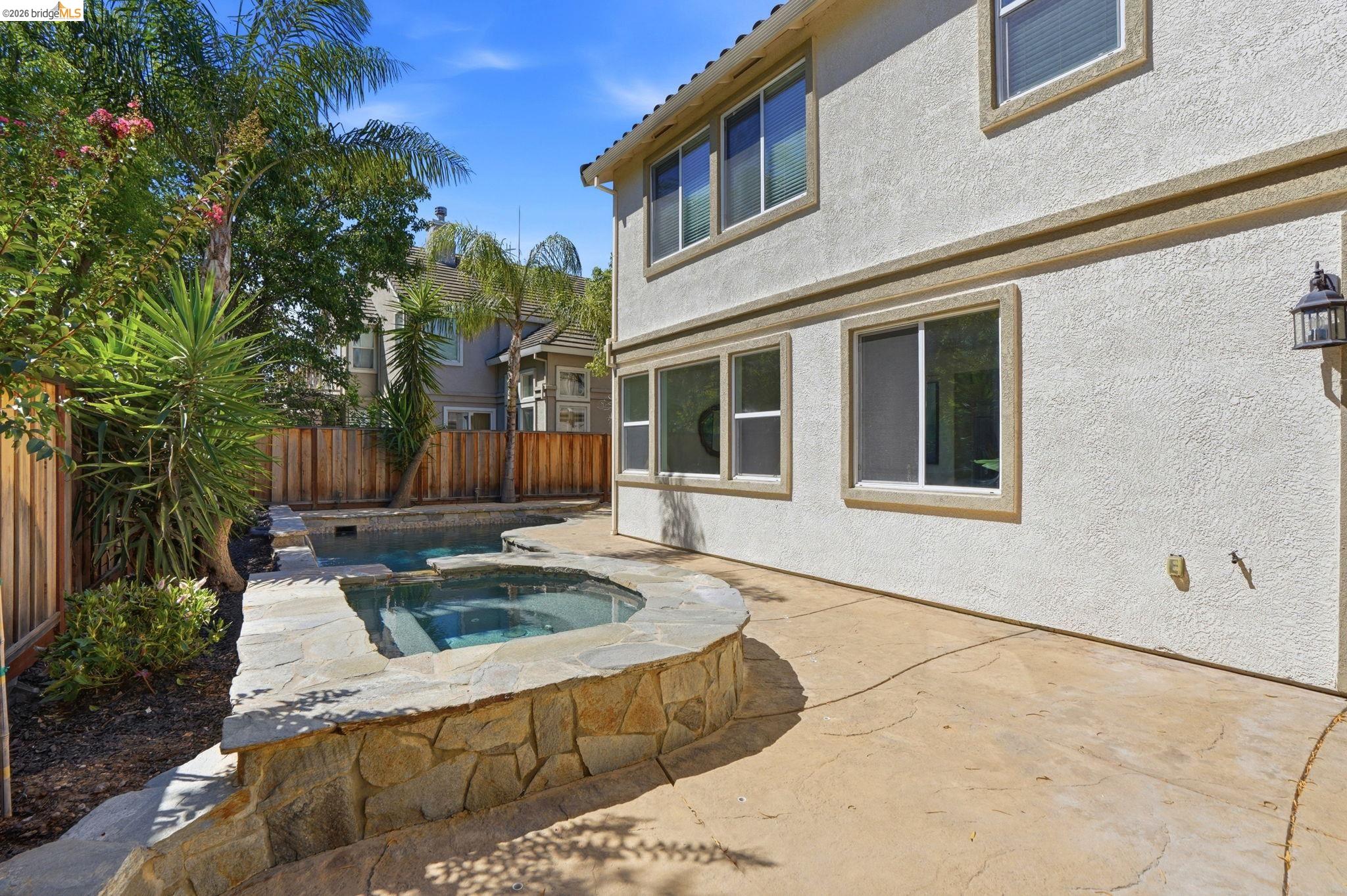 308 Foothill Dr