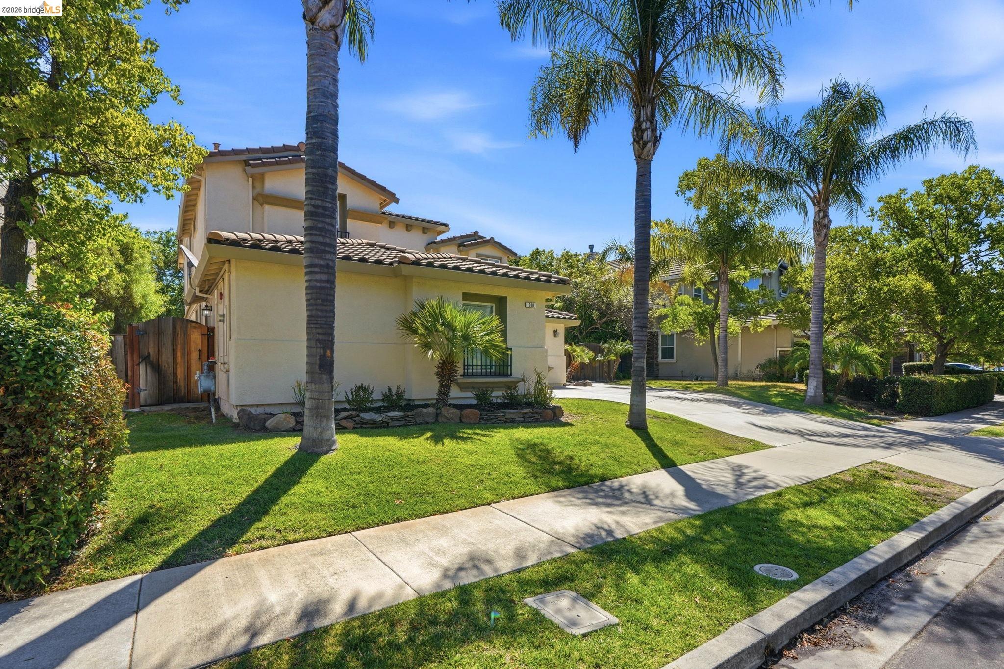 308 Foothill Dr