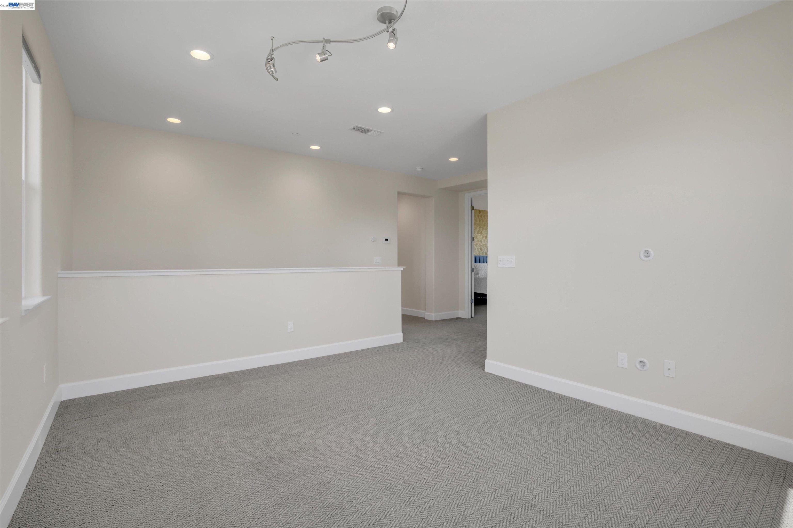 208 Halloran Ct