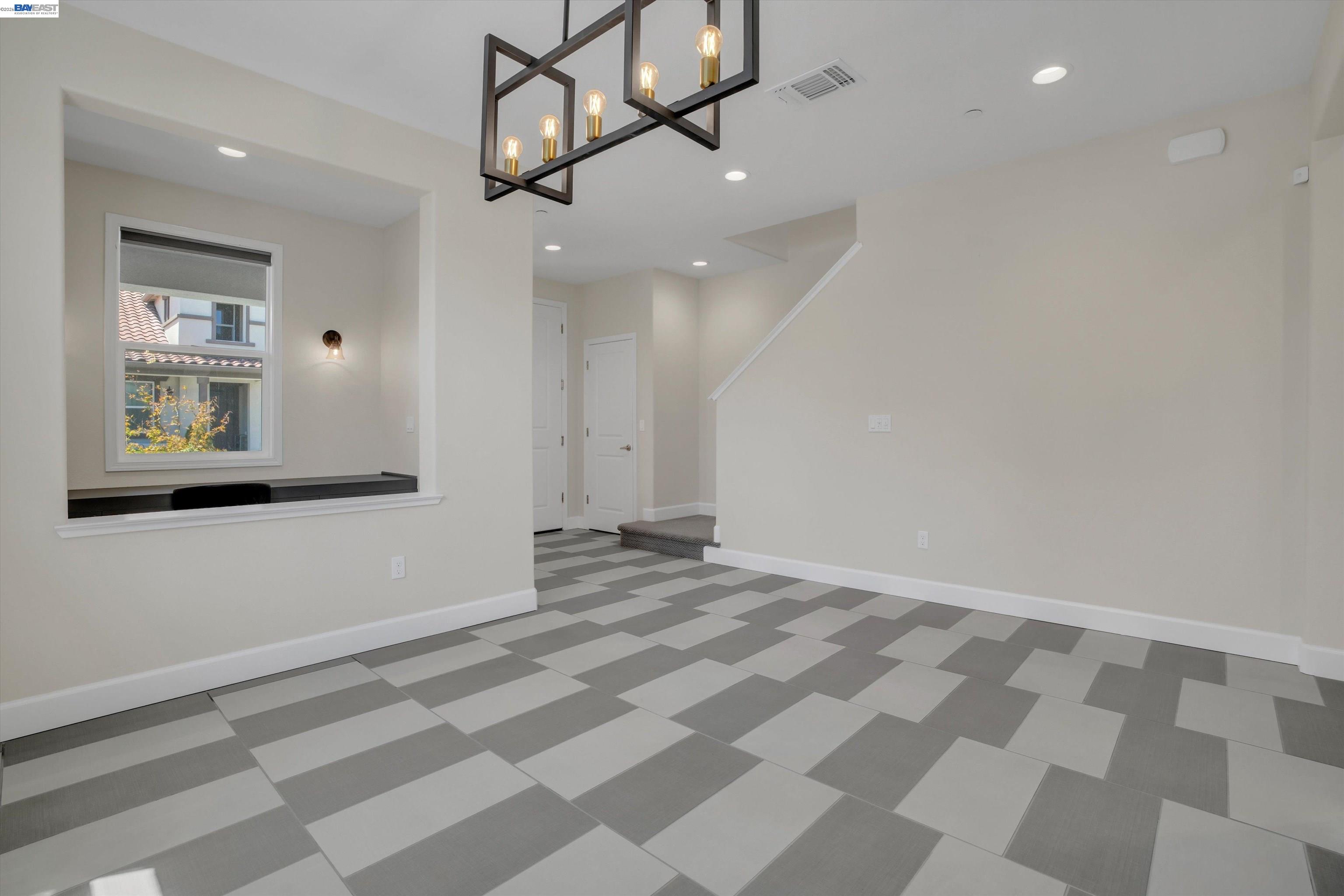 208 Halloran Ct