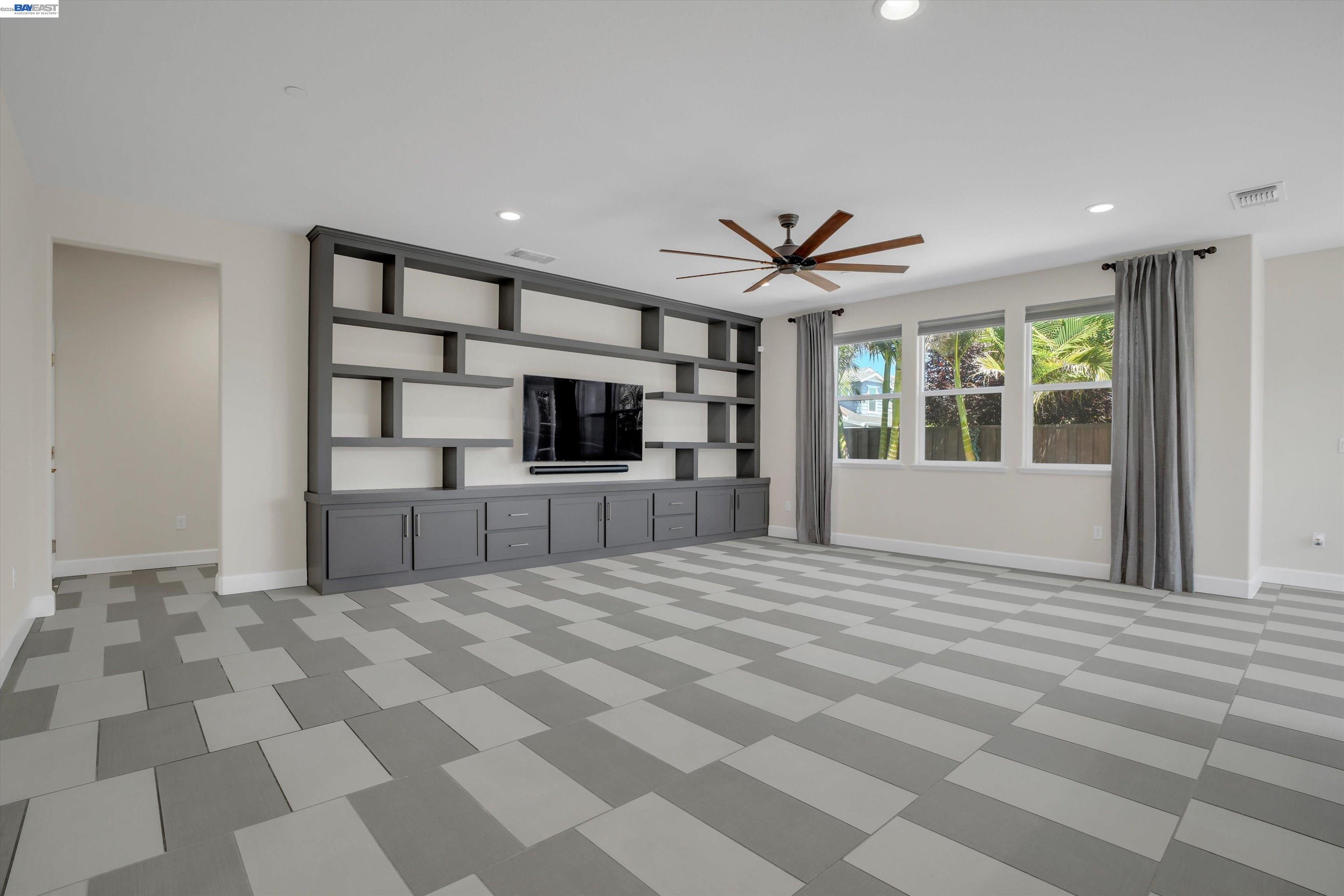 208 Halloran Ct