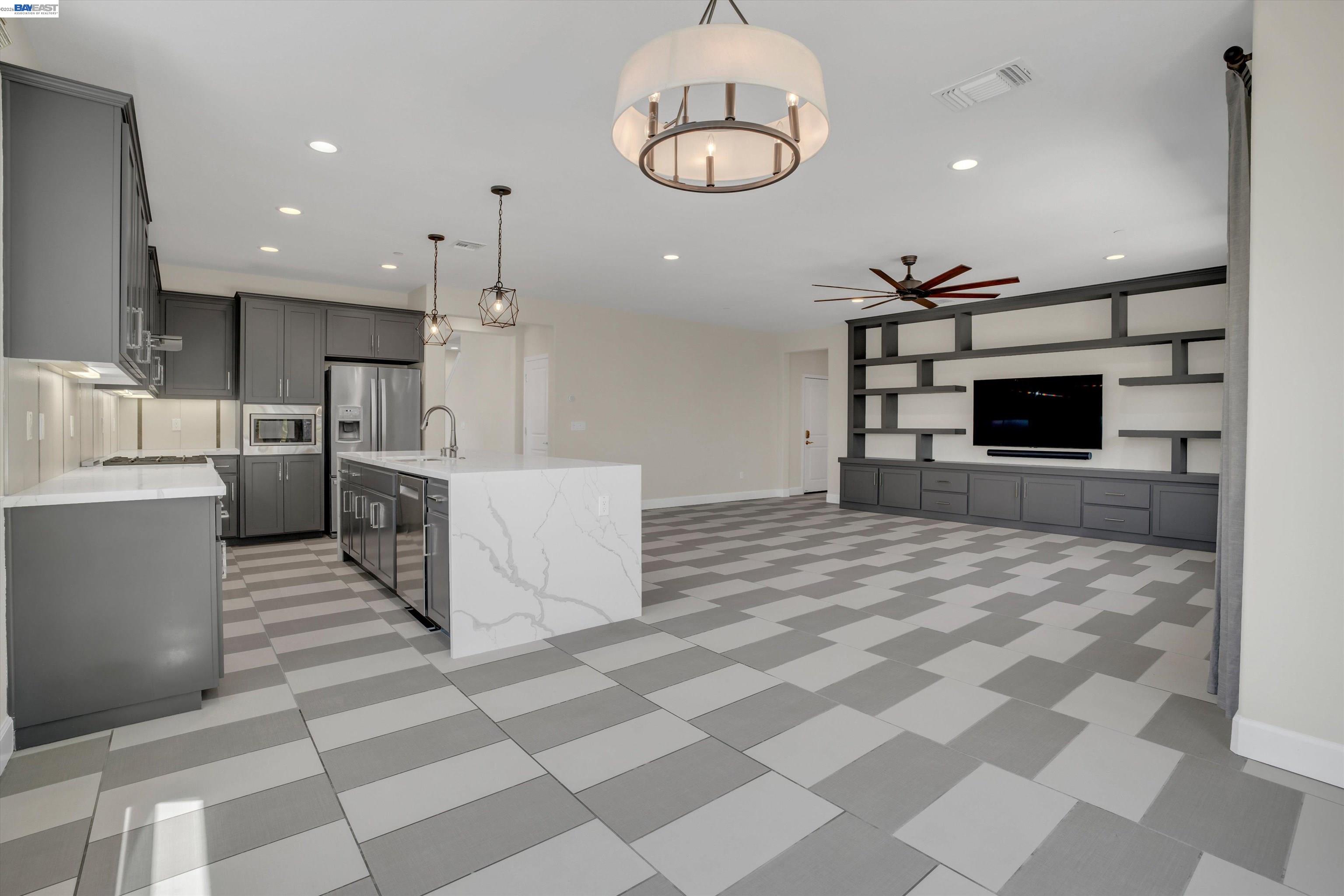 208 Halloran Ct