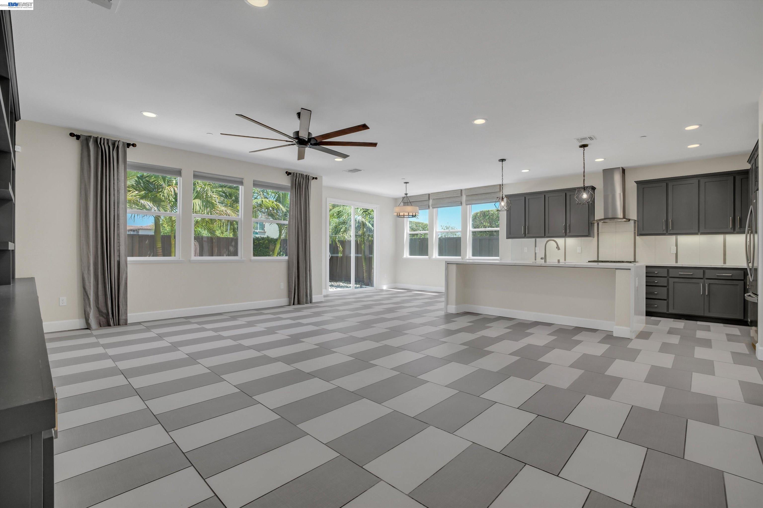 208 Halloran Ct