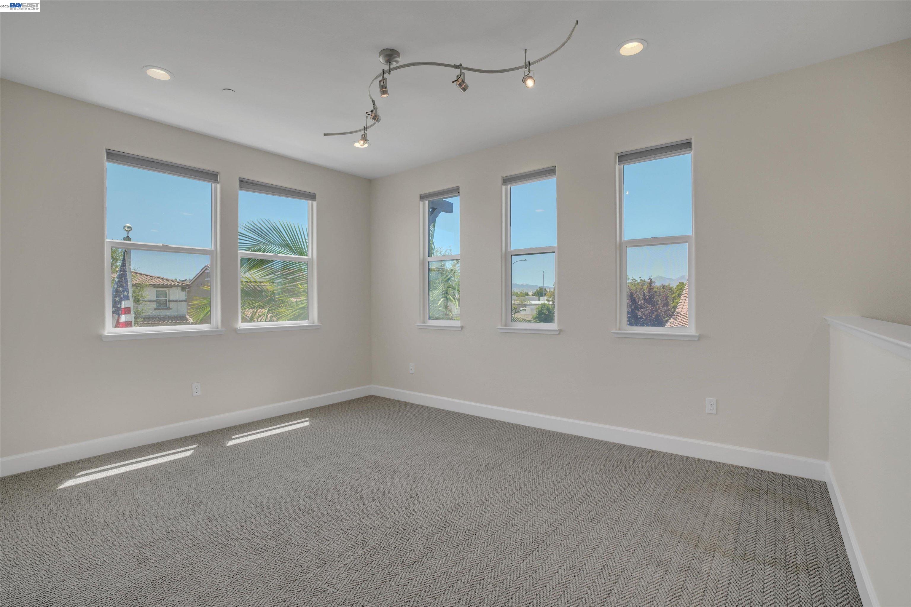 208 Halloran Ct