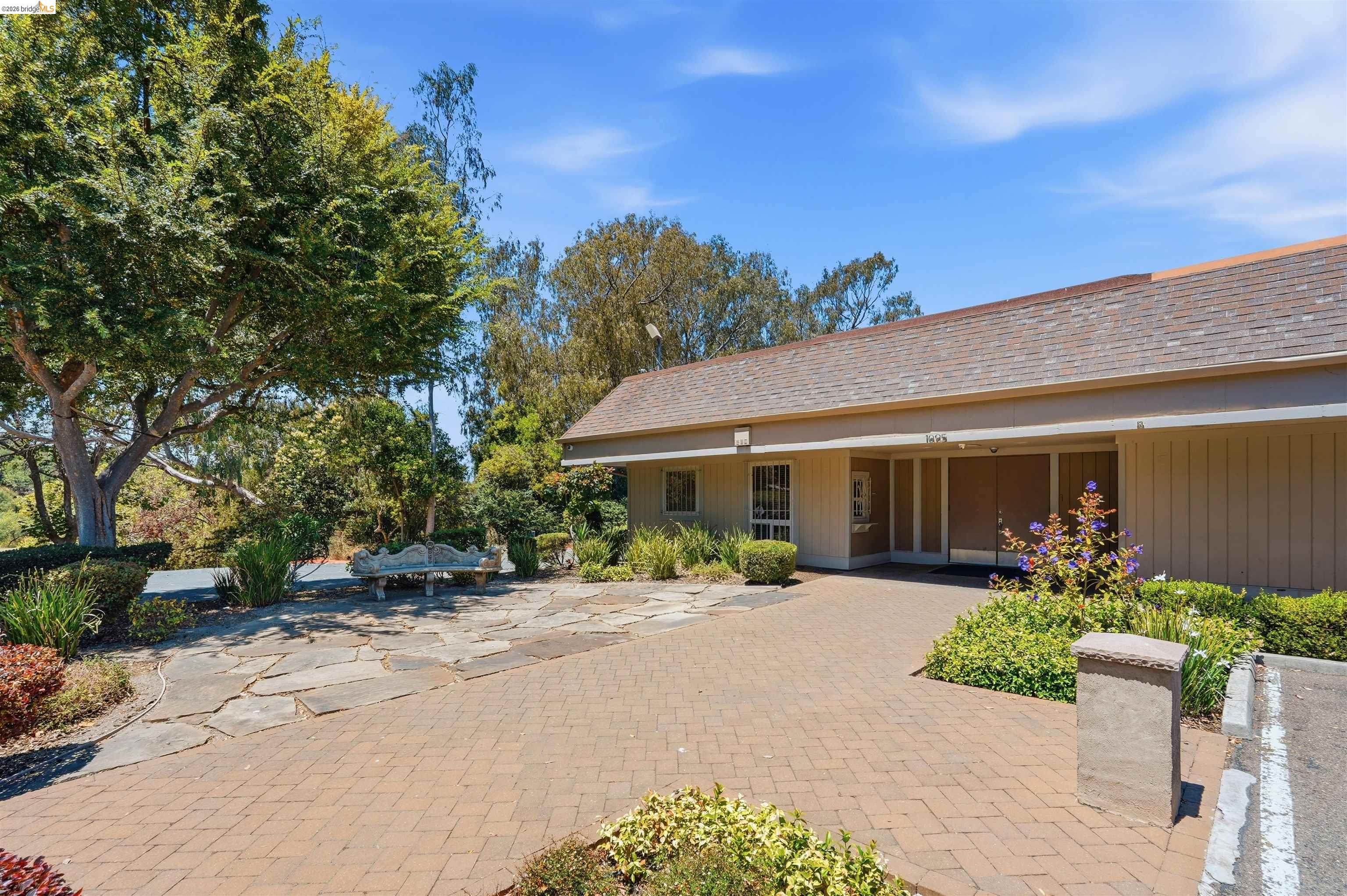 1072 View Dr