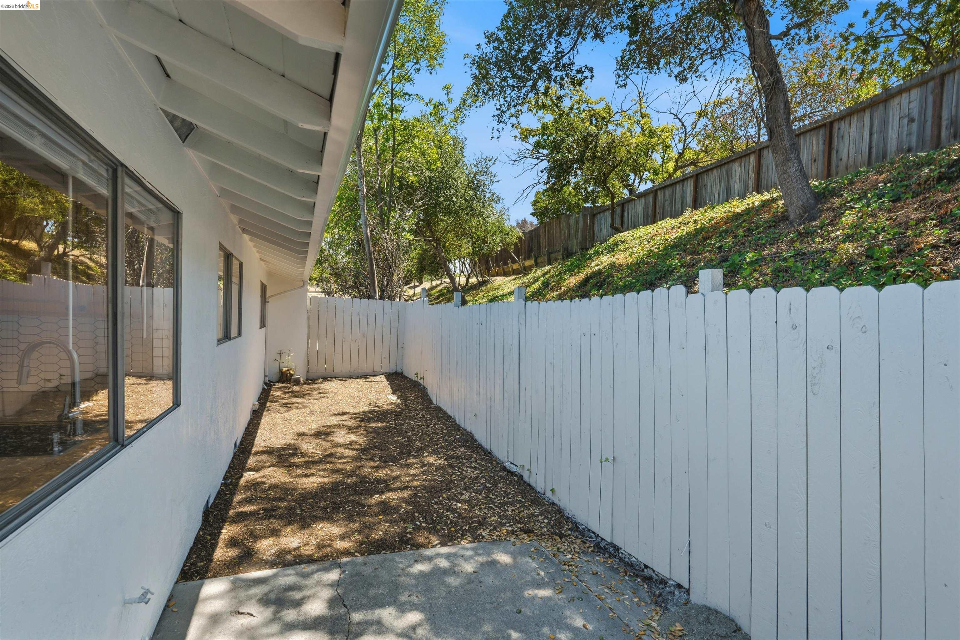 1072 View Dr