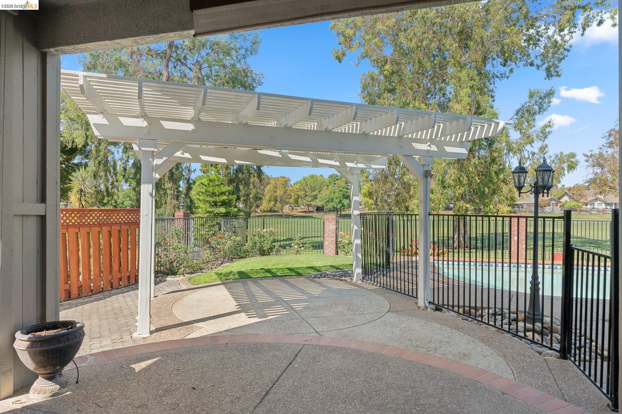 2216 Colonial Ct