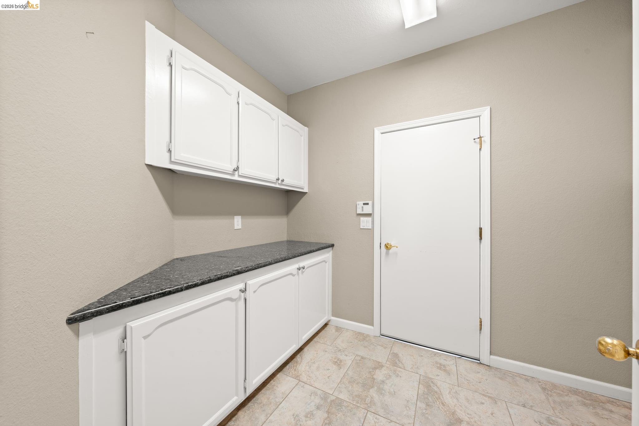 2216 Colonial Ct