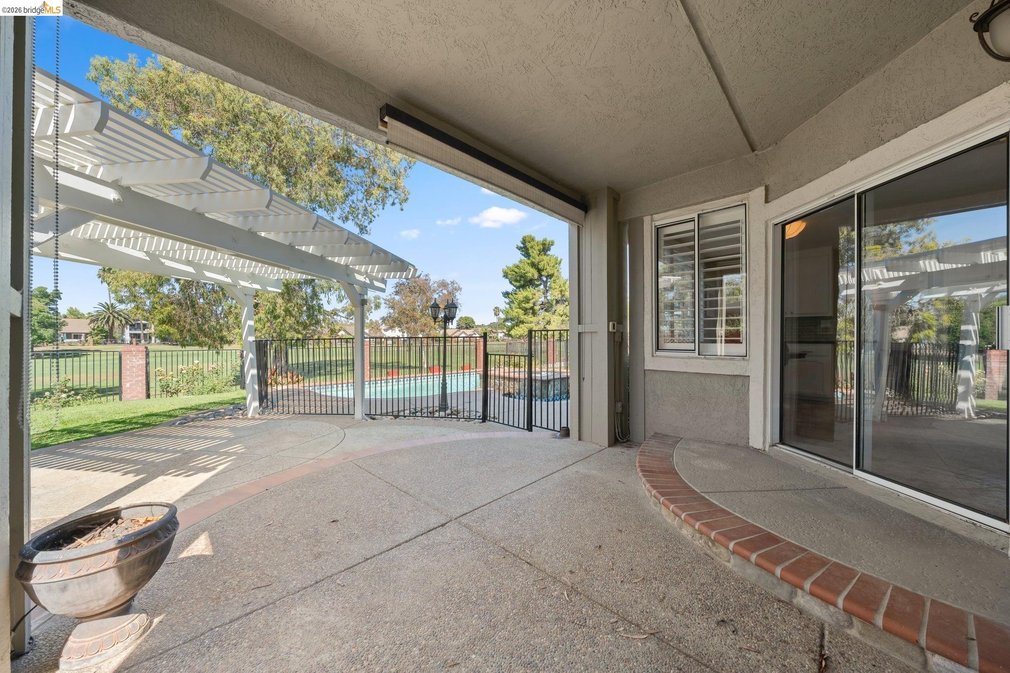 2216 Colonial Ct