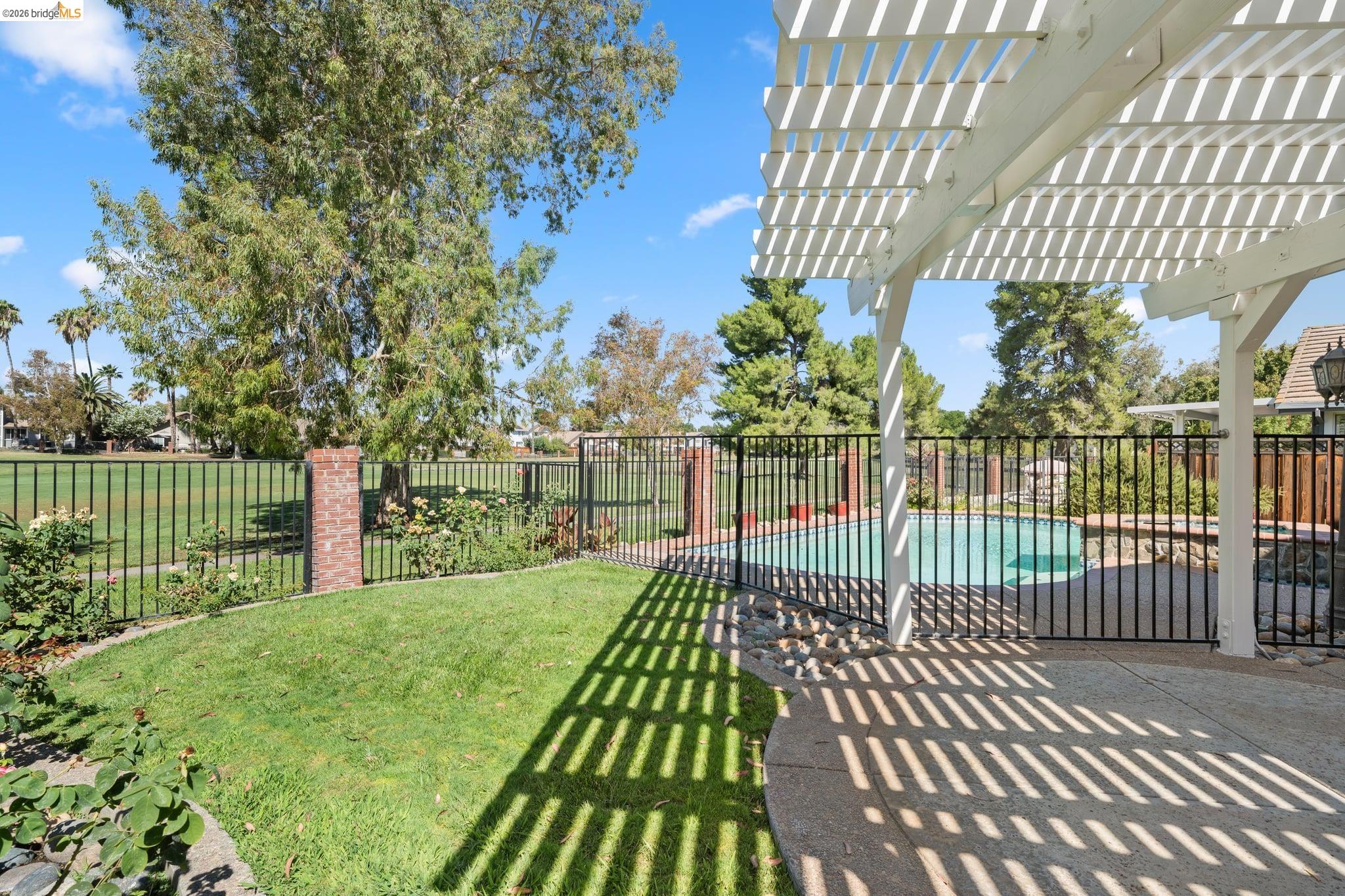 2216 Colonial Ct