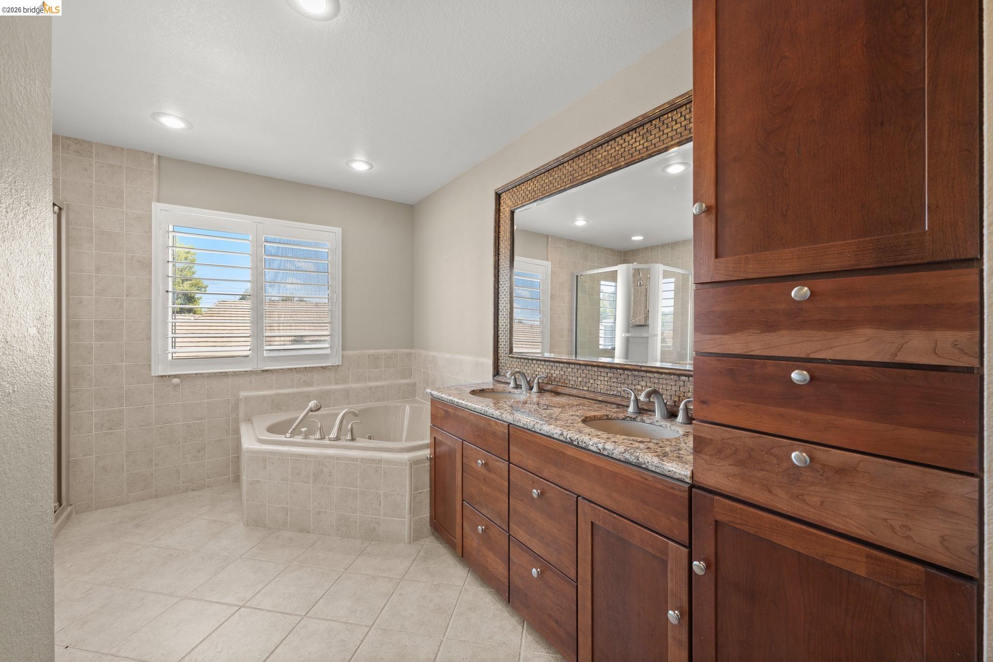 2216 Colonial Ct