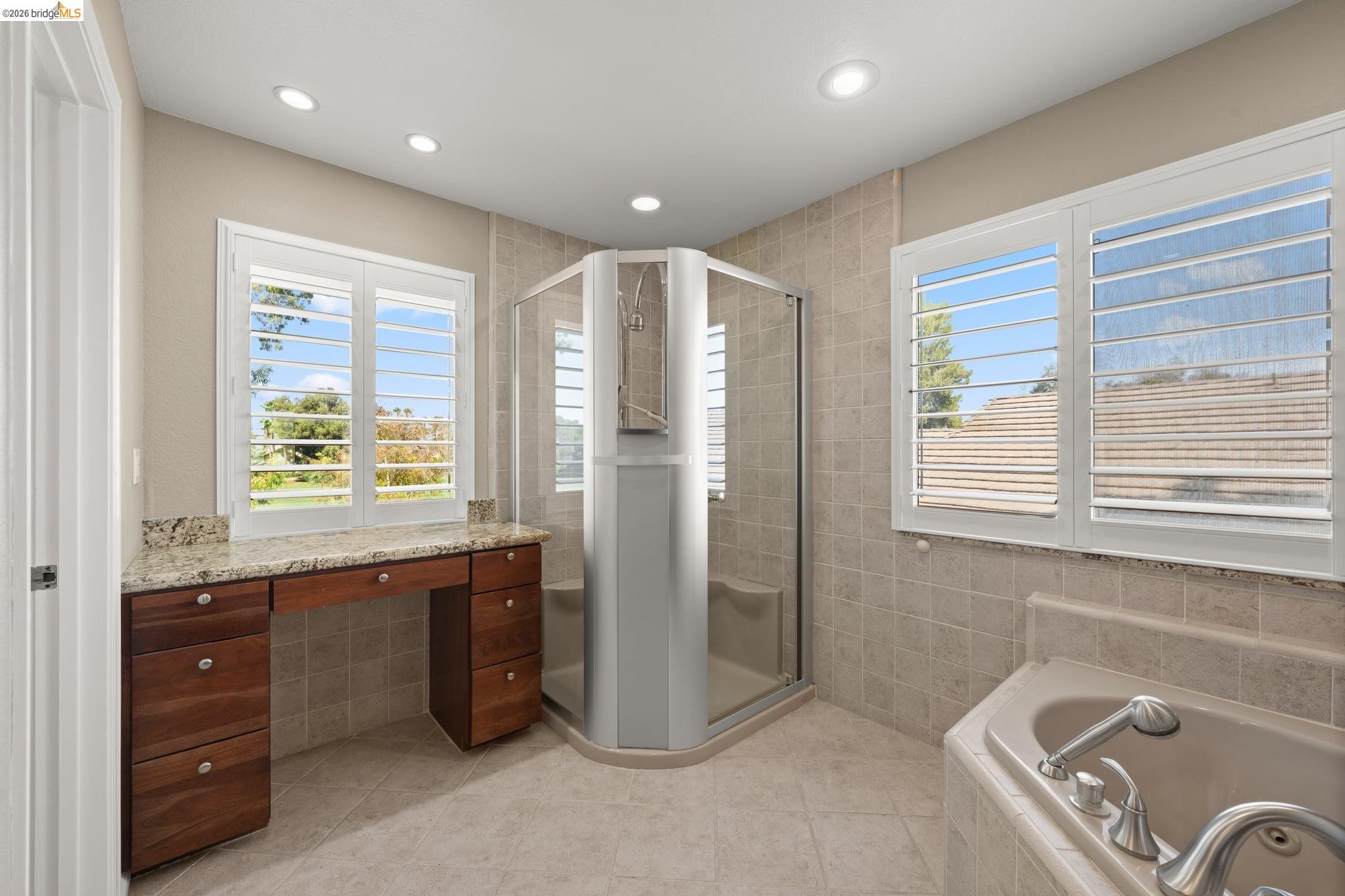 2216 Colonial Ct