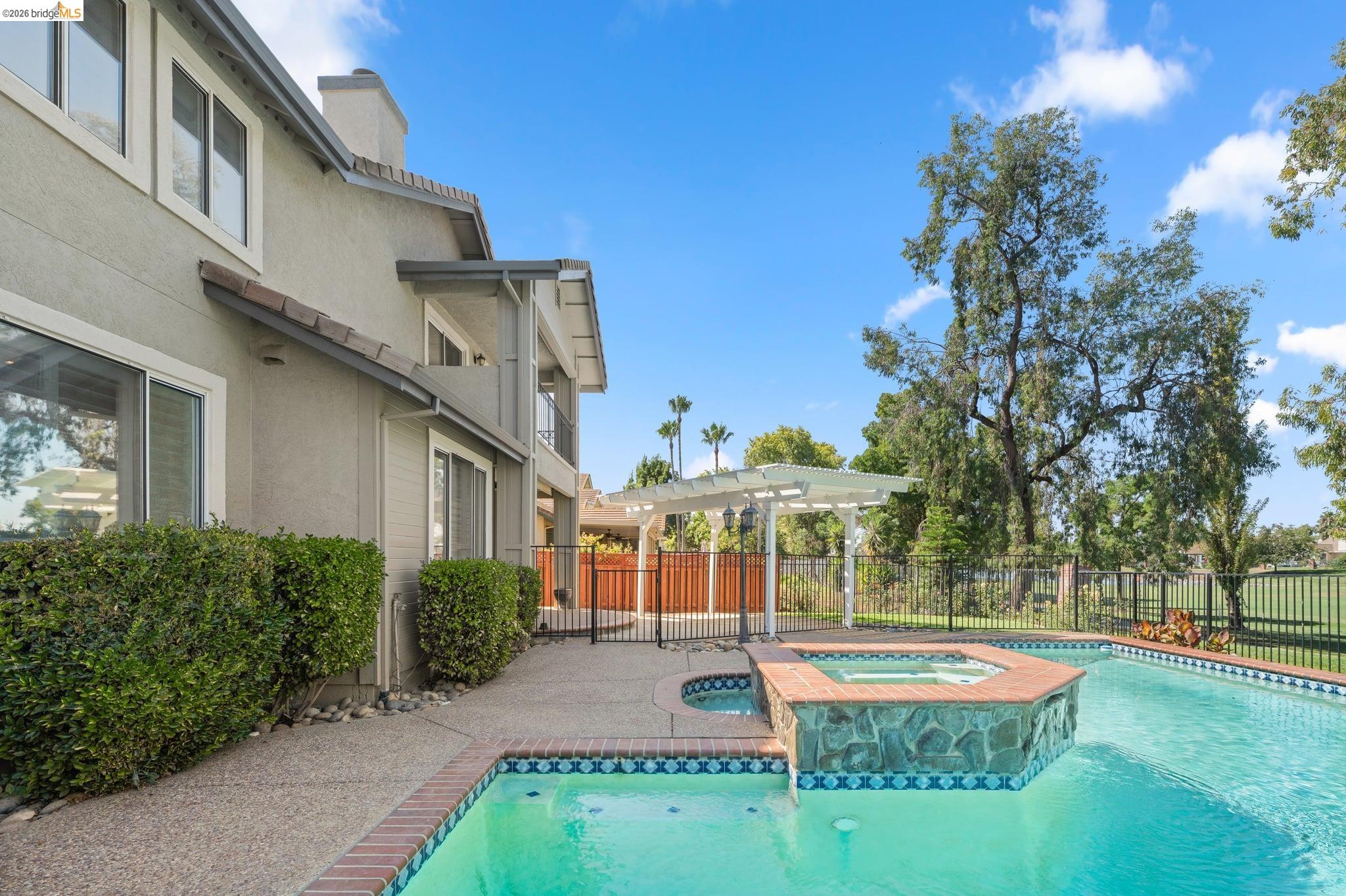 2216 Colonial Ct