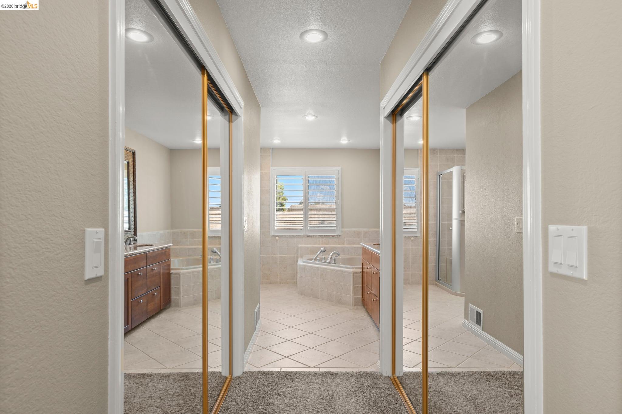 2216 Colonial Ct